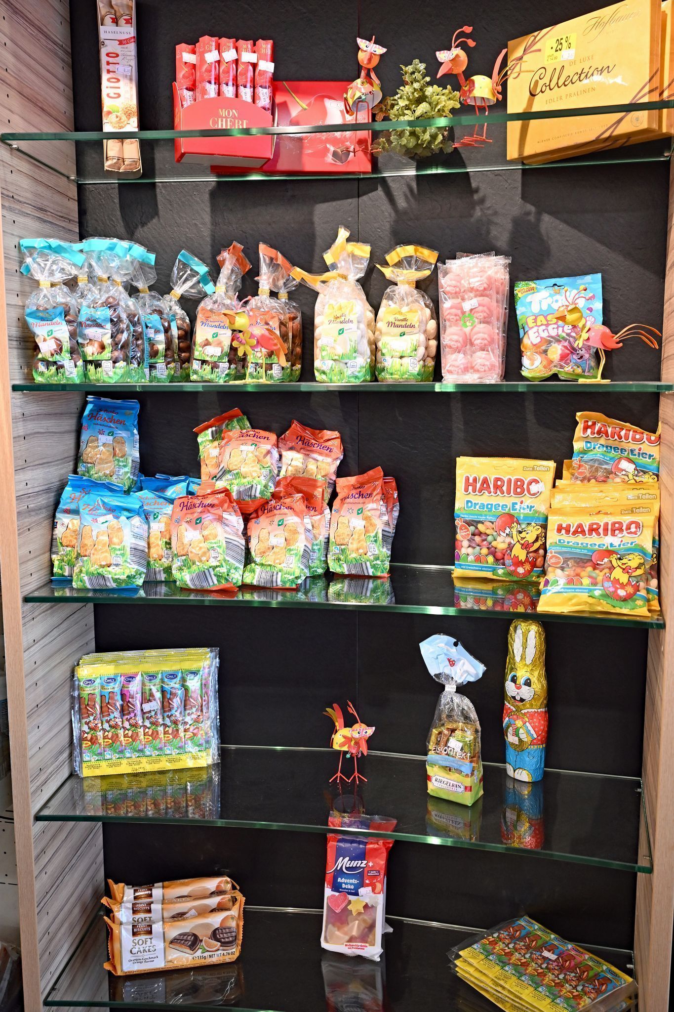 Auch Osterwaren sind bereits erhältlich. 