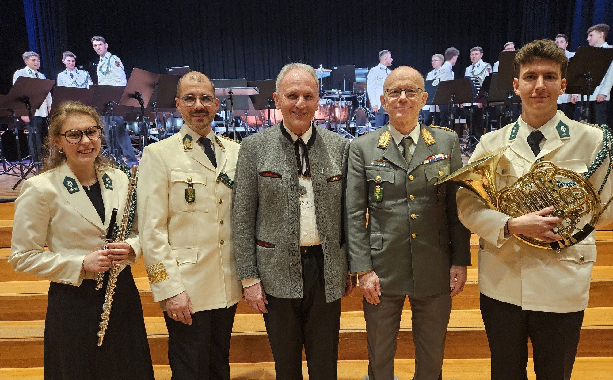 Solistin Sophia Wachter, MilKpm. Wolfram Öller, Obmann Wolfram Baldauf, Brig. Gunther Hessel und Solist Christof Cobzaru.
