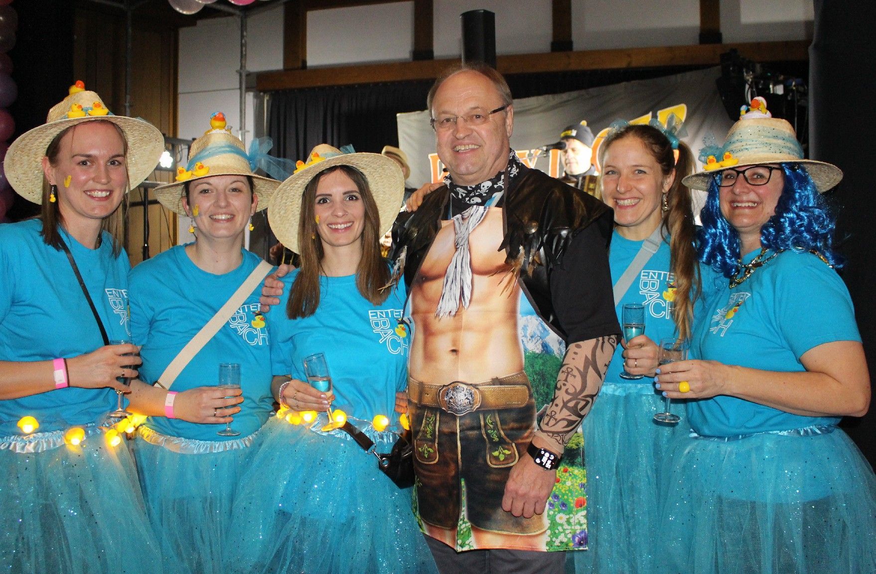 Seine „blauen Rathaus-Mitarbeiterinnen“ lassen Bürgermeister Elmar Rhomberg bei einem Erinnerungsfoto kurz verschnaufen.