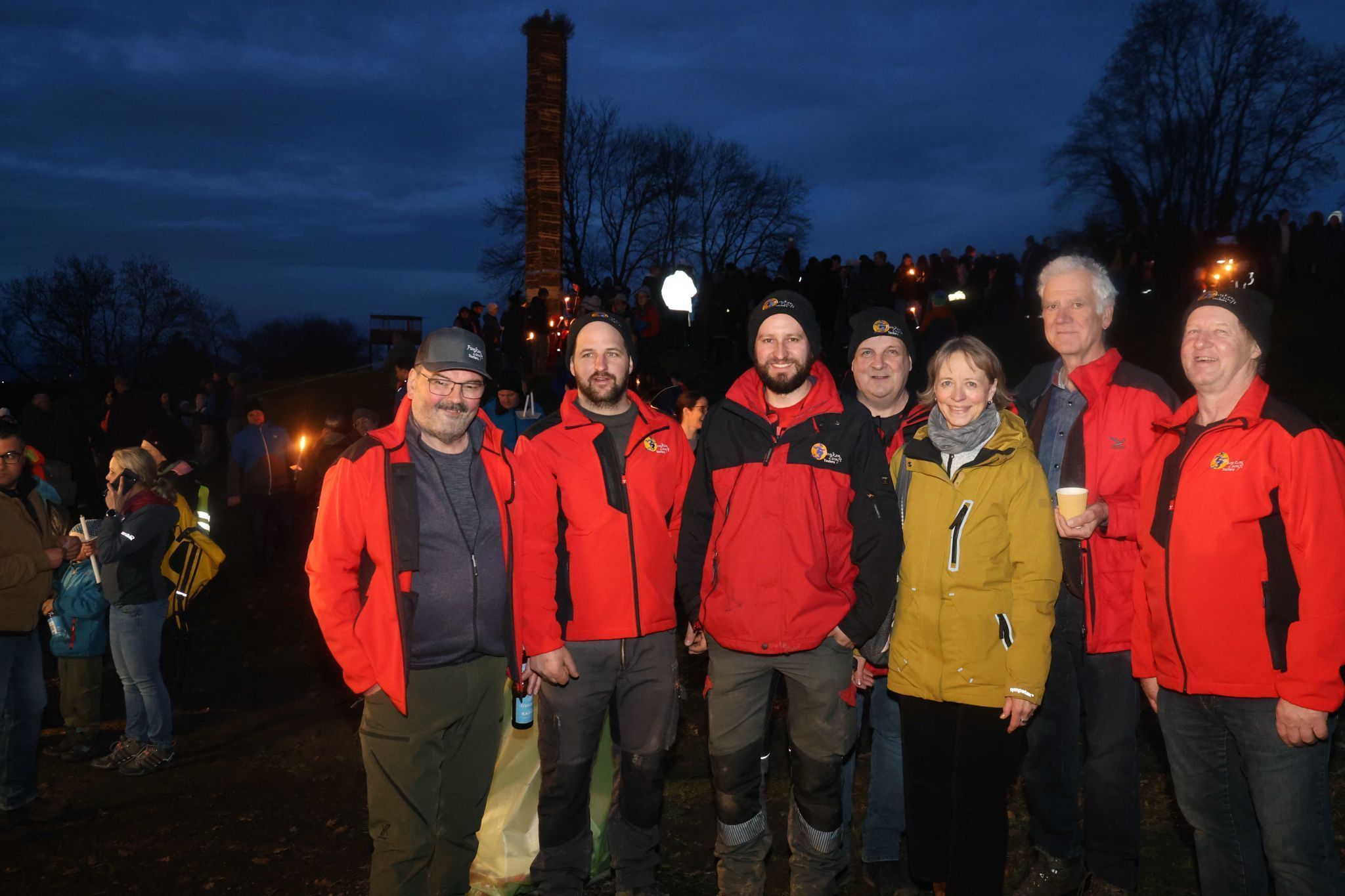 Moderator Fredi HImmer, Obmann Tobias Bitsche, Funkenbaumeister Clemens Walser, Wirtschaftschef Stefan Heim, Maria und Arno Walser, Lorenz Heim (Wirtschaftschef 2).