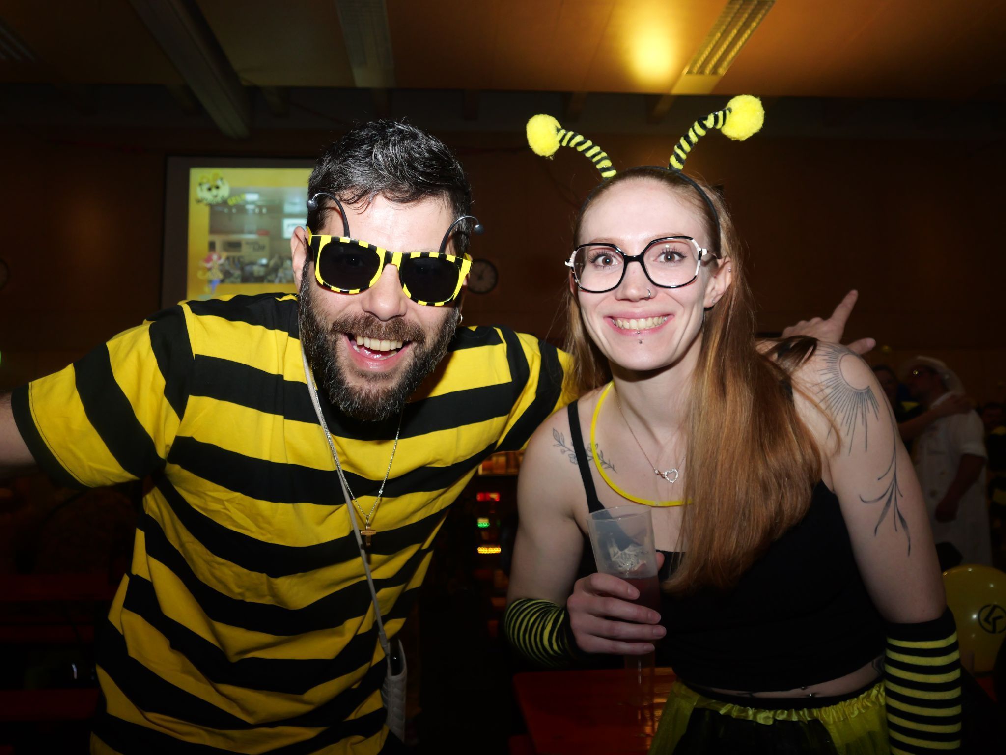 Überall wimmelte es: Allerlei Bienen und Insekten mischten sich unters Partyvolk.