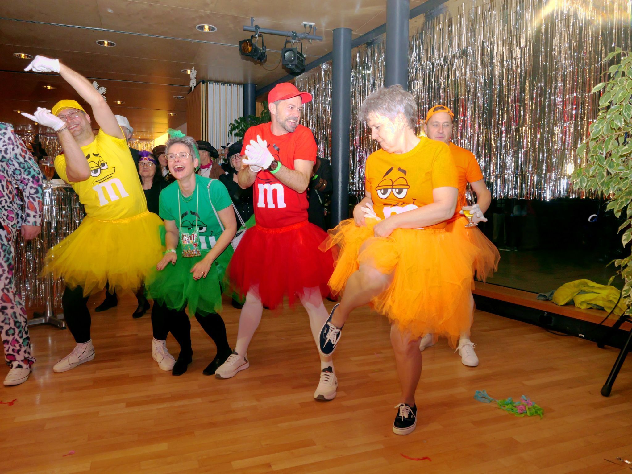 Farbenfrohe Kostüme und beste Stimmung prägten die rauschende Ballnacht in Tisis.