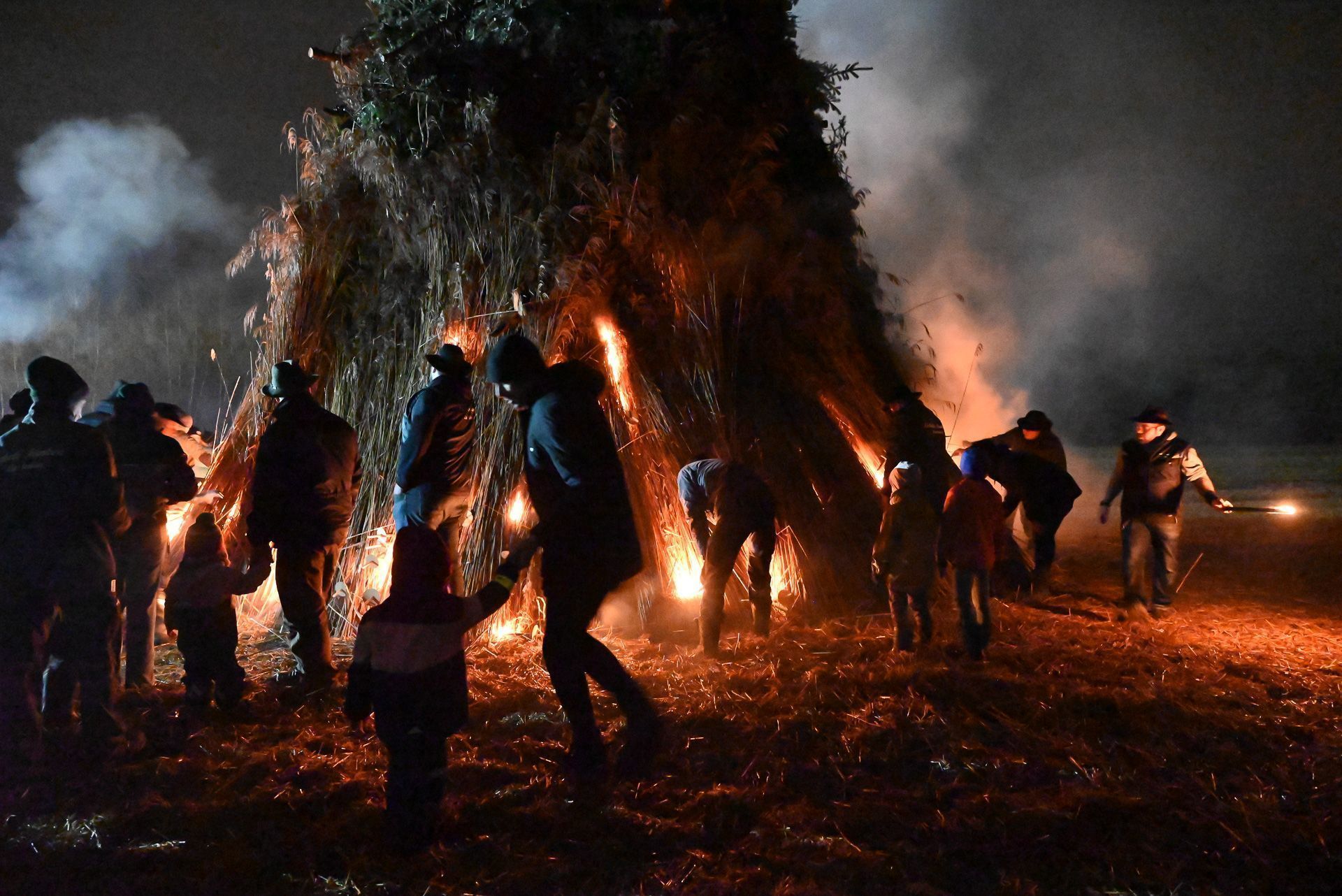 Die Männer der Funkenzunft achteten darauf, dass überall die Fackeln angebracht wurden.