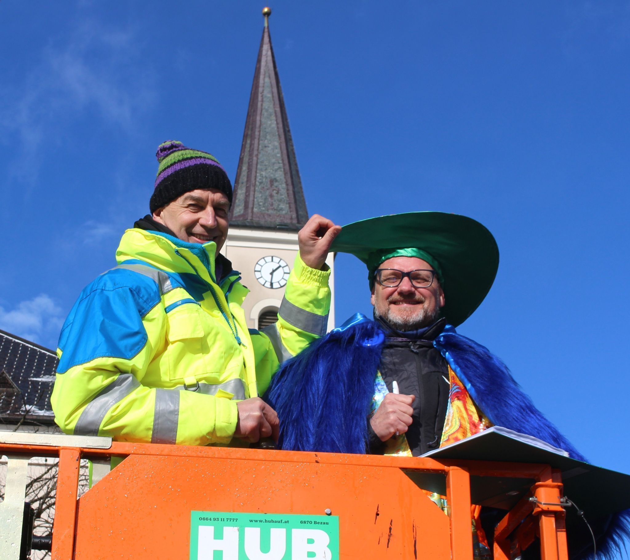 Aus luftiger Höhe kommentierten Sigi und Vogi das närrische Treiben.