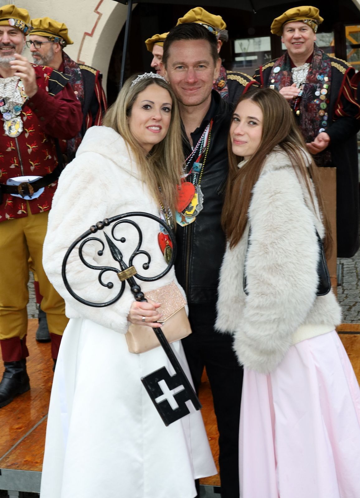 Prinzessin Tanja, Prinz Oliver und Infantin Alisa mit dem Gemeindeschlüssel