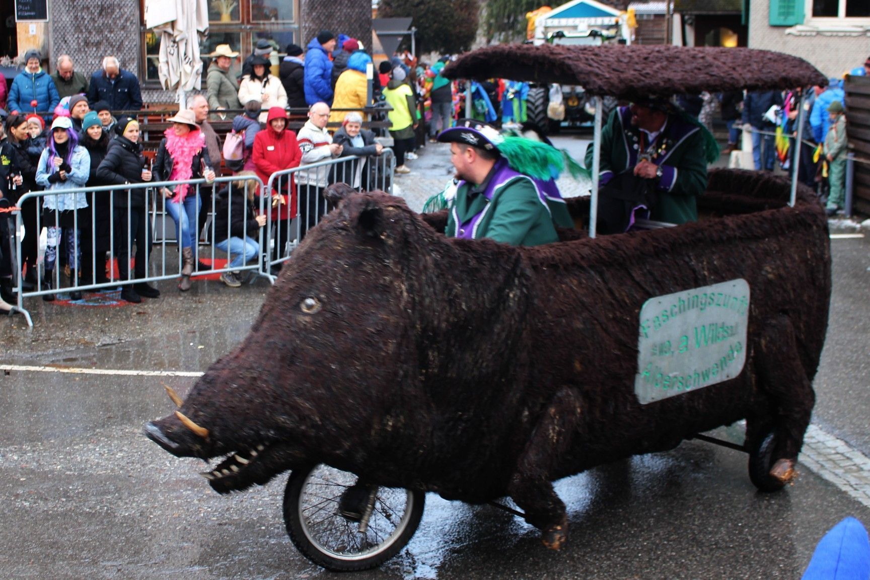Traditionell wurde der Alberschwender Umzug von der fahrenden Wildsau angeführt.