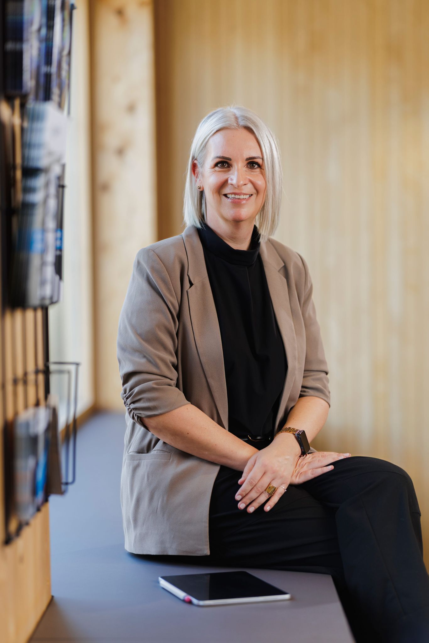 BU: Claudia Wagner setzt als Personalleiterin unter anderem auf gute Kommunikation, Vertrauen und Zusammenarbeit auf Augenhöhe. Foto: Christoph Schöch Photography (Bildergalerie)