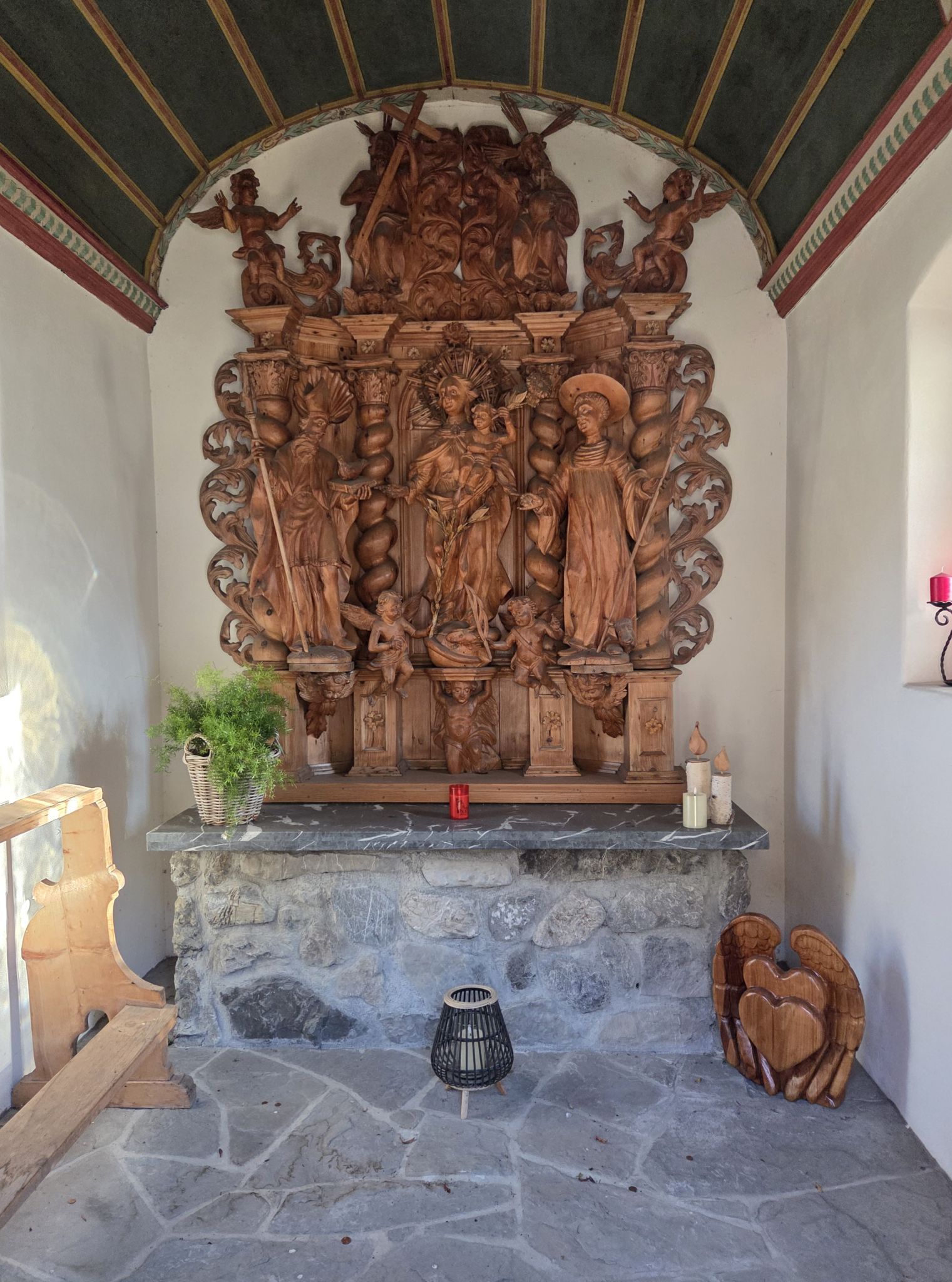 Der wunderschöne geschnitzte Altar aus dem 18. Jahrhundert (Foto: OS)