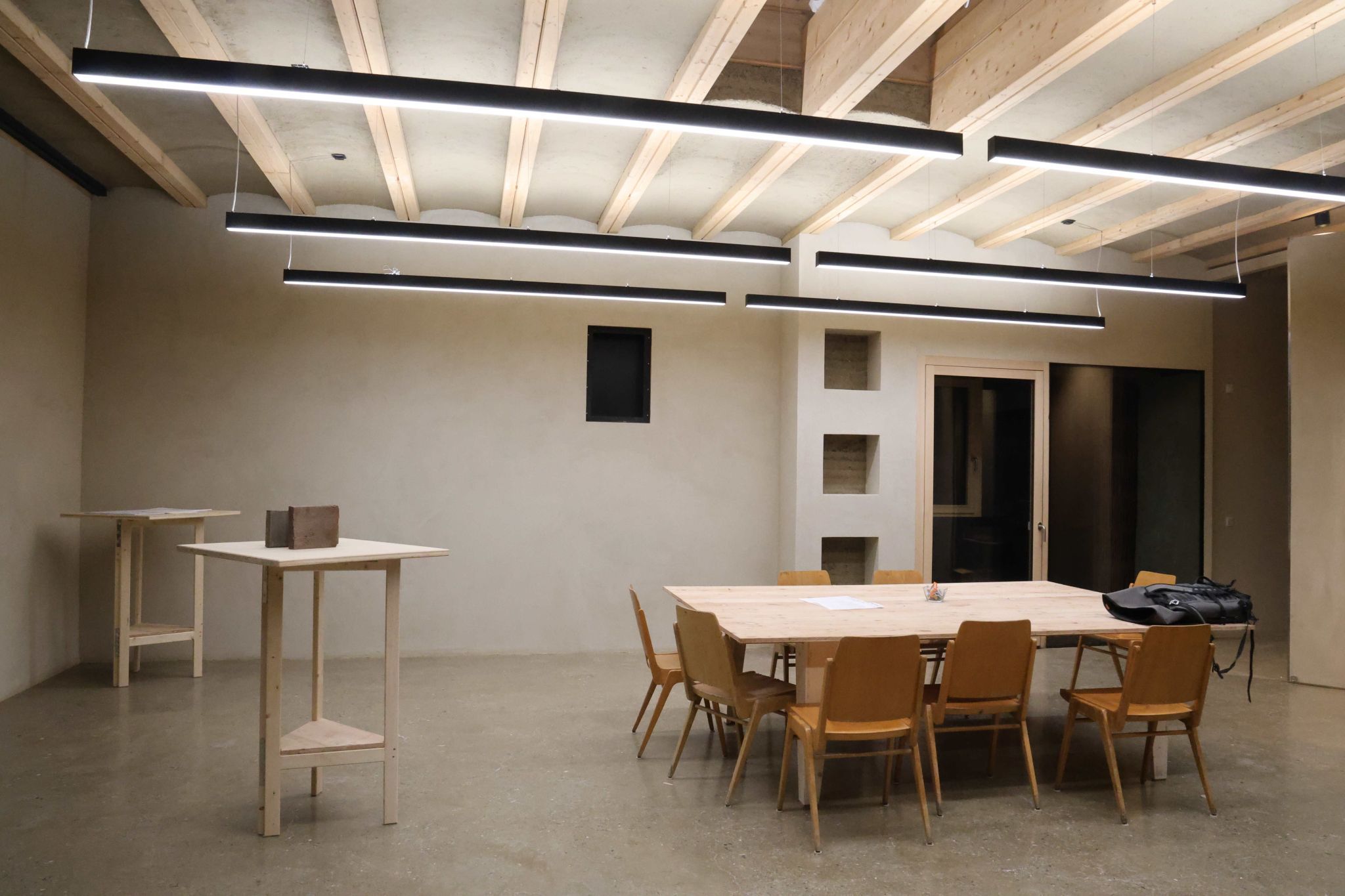 Die neuen Räume sind von Beispielen für die Einsetzbarkeit von Lehm mitgeprägt.