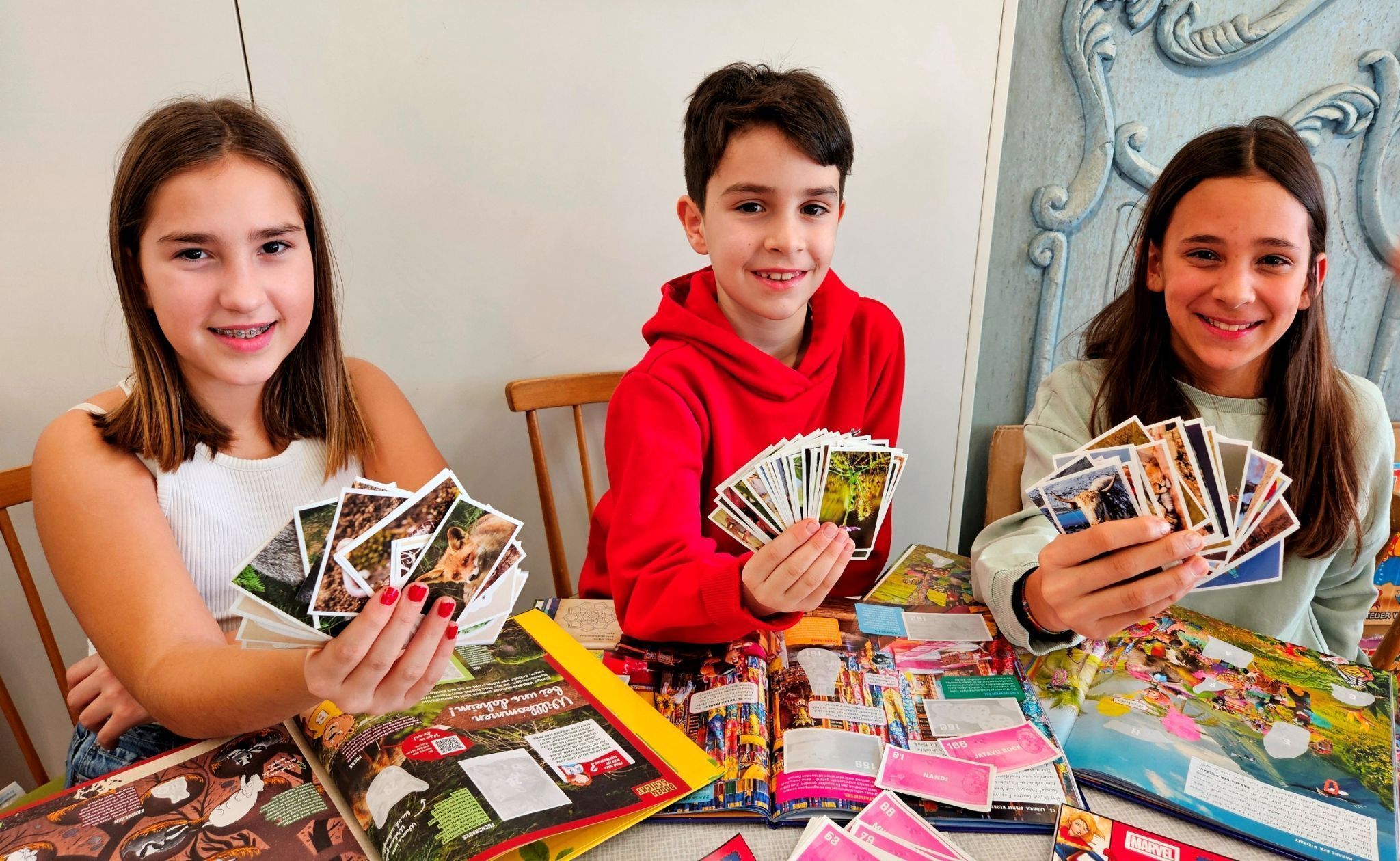 „Schnapp dir dein Album und lass uns in den Energieferien gemeinsam die Sticker tauschen!“, so Flora, Vincent und Felipa.