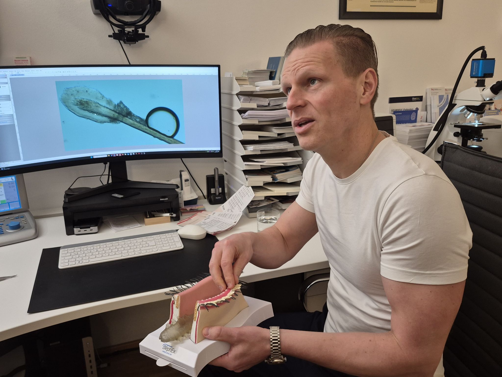 Klar und anschaulich erklärt Christoph Laufenböck seinen Patientinnen und Patienten, was mit ihren Augen los ist. 