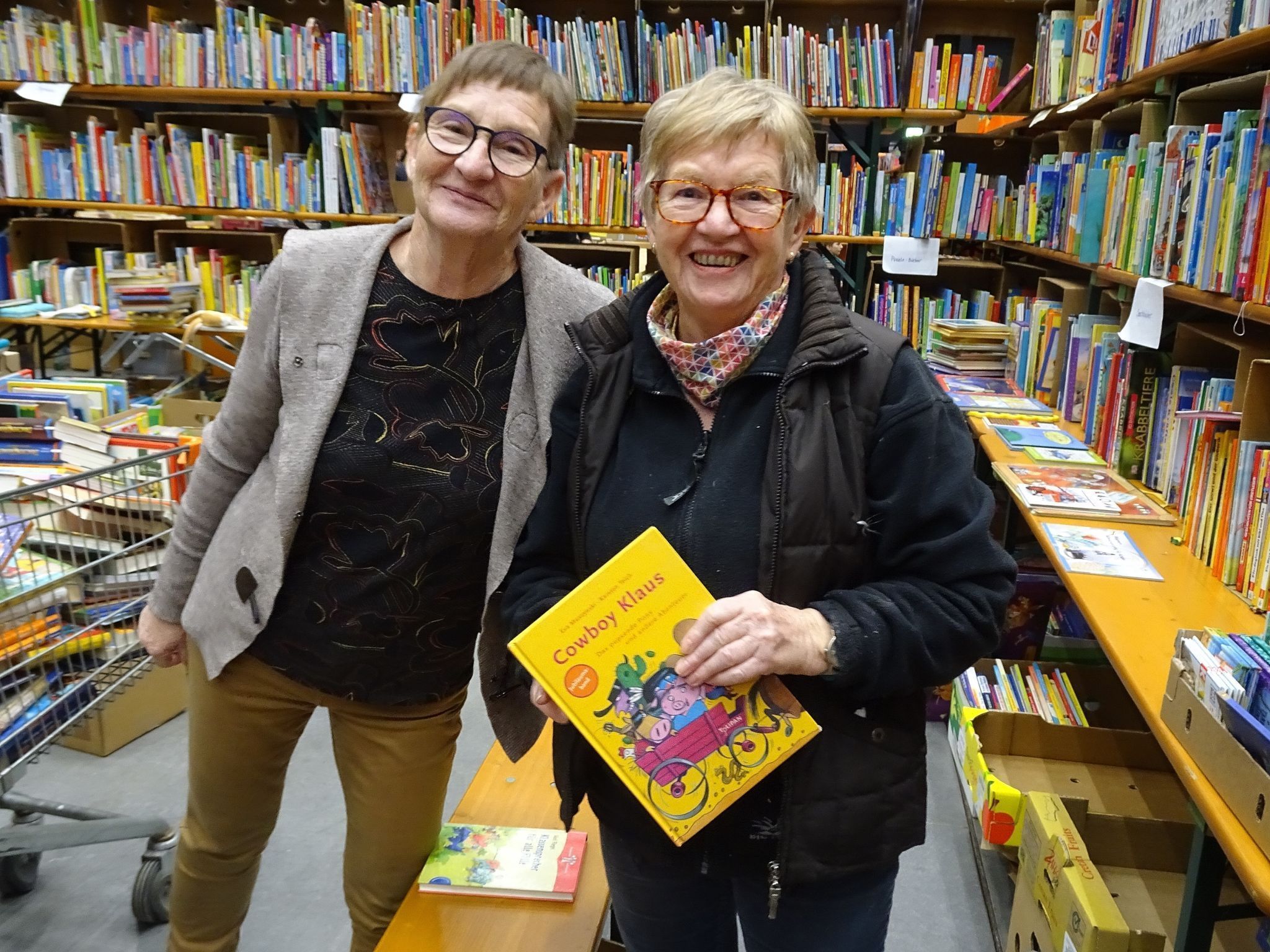 Die Logistik hinter dem Flohmarkt kann sich sehen lassen - ob in der Bücherabteilung, oder beim gesamten Ablauf des Wochenendes. 