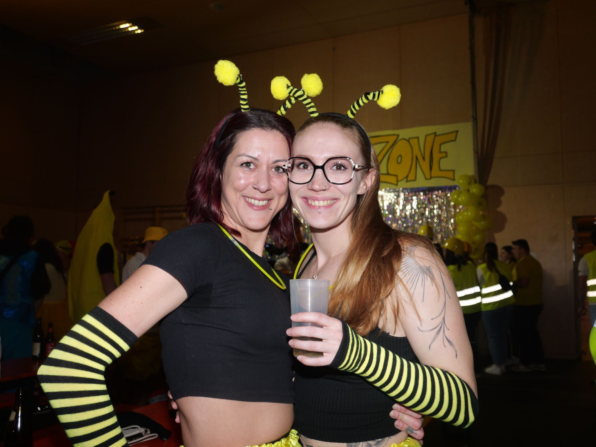 Angelina und Emily feierten als lustige Party-Bienen.