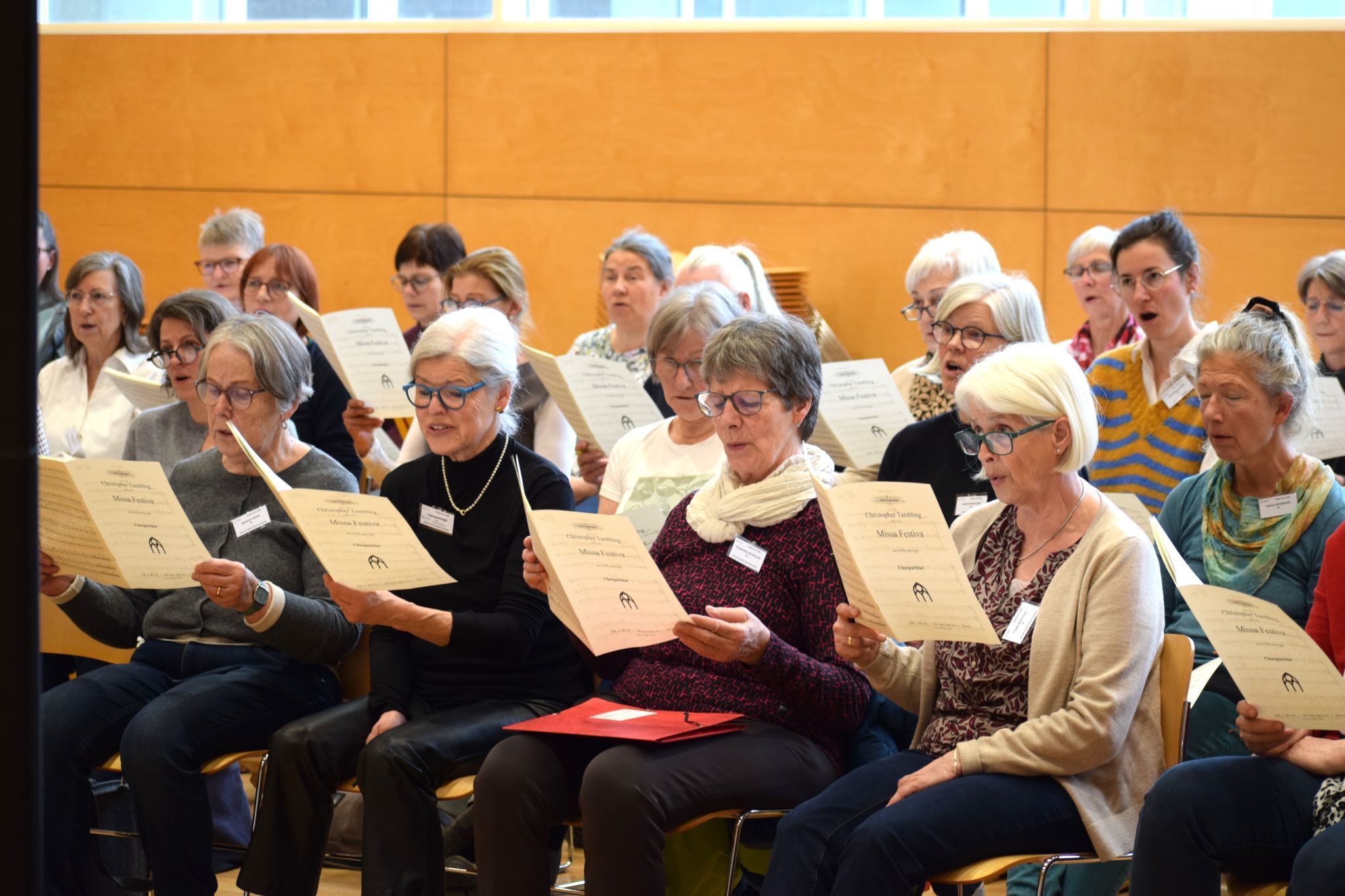 Der größere Teil des Chors war mit Sängerinnen besetzt.