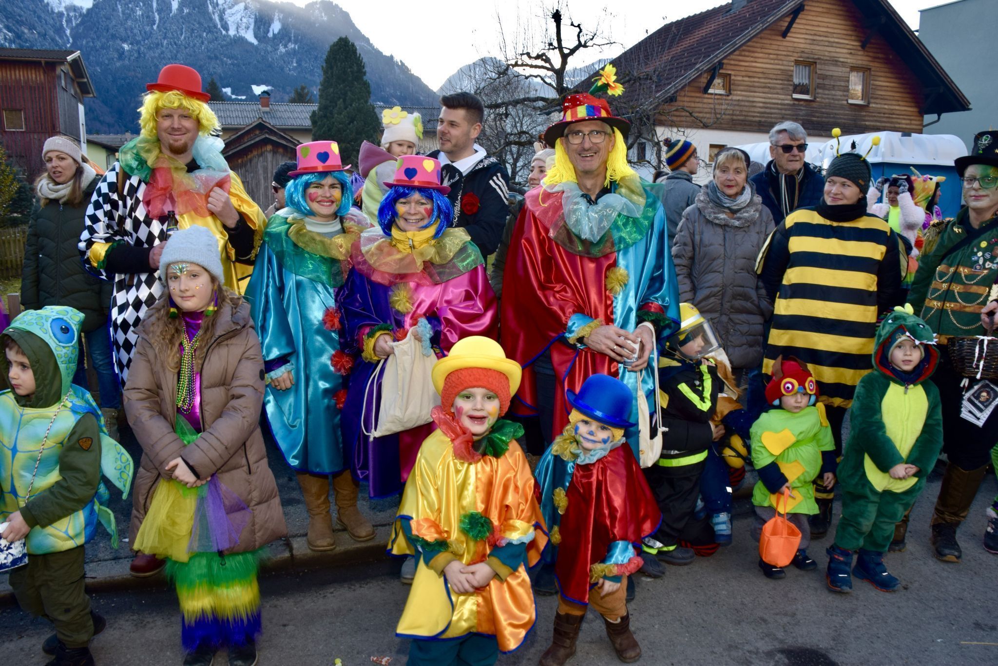Farbenfroh kleideten sich diese Freunde der fünften Jahreszeit.