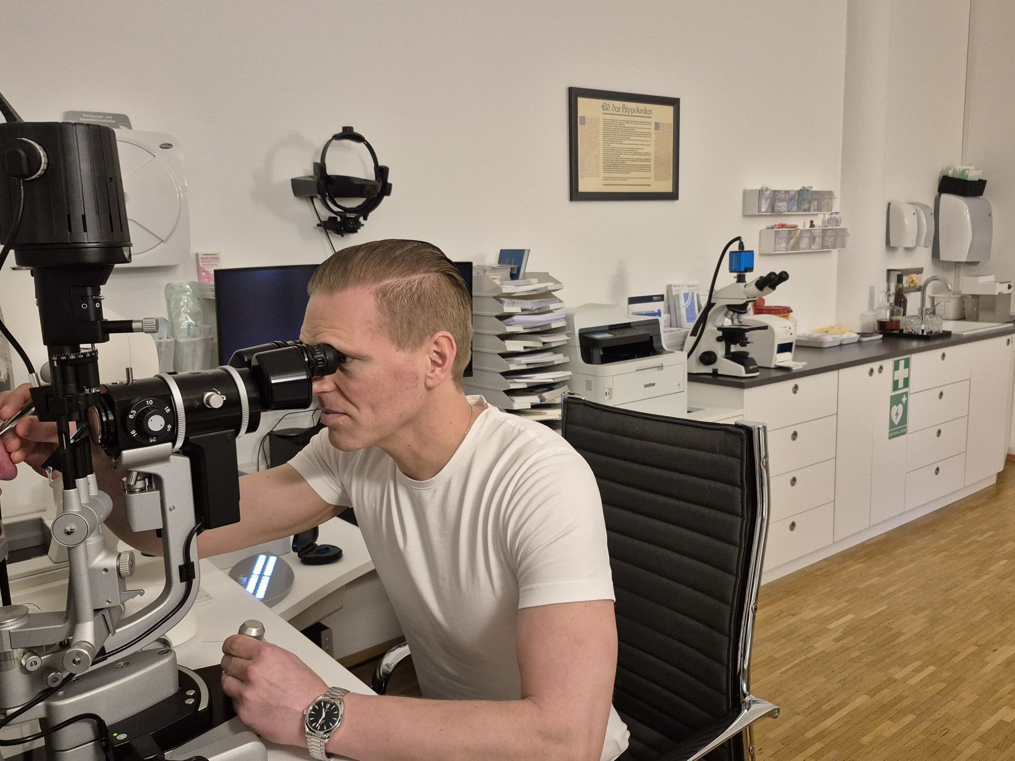 Hinschauen ist für den Augenarzt selbstverständlich. In seinem Buch „Durch die Pupille geschaut“ erzählt er über skurrile Momente im ernsten Alltag. 