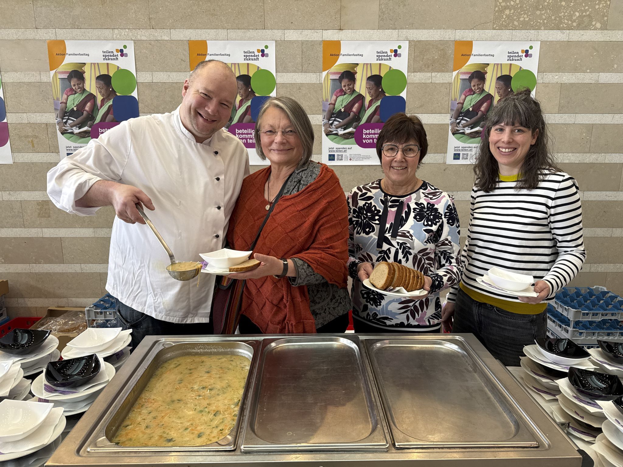 Chefkoch Stefan Hechenberger, Vorsitzende Waltraud Girardelli (kfb), Ingrid Metzler und Referentin Daniela Klocker beim Familienfasttag 2026