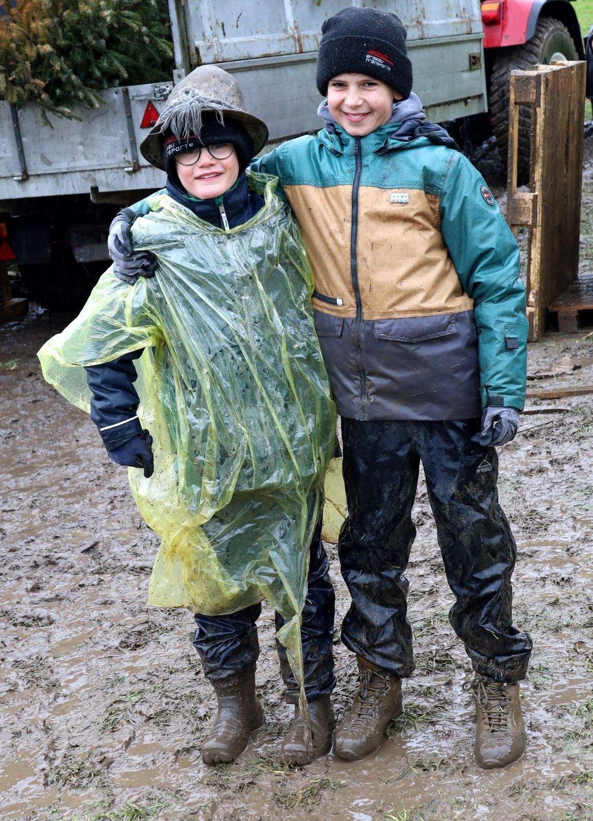 es gibt kein schlechtes Wetter für den Funkenbau: Lorenz und Laurin im Einsatz am „Berg“