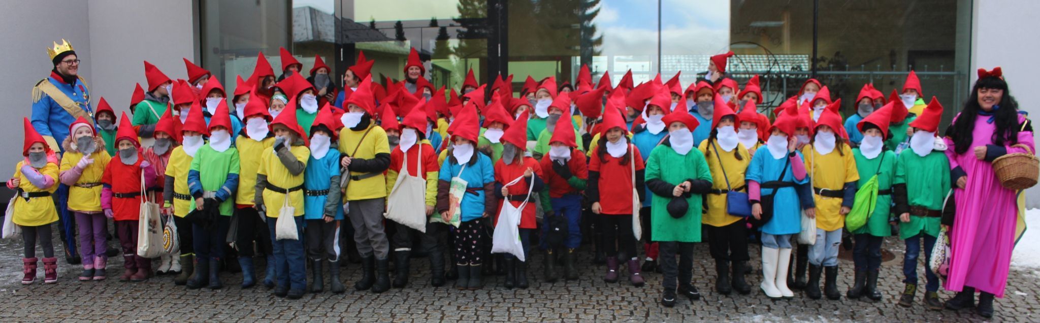 Allein bei der Volksschule Hof scharte Schneewittchen mehr als 100 Zwerge um sich, von den anderen Schulen kamen dann noch einmal rund 70 dazu.