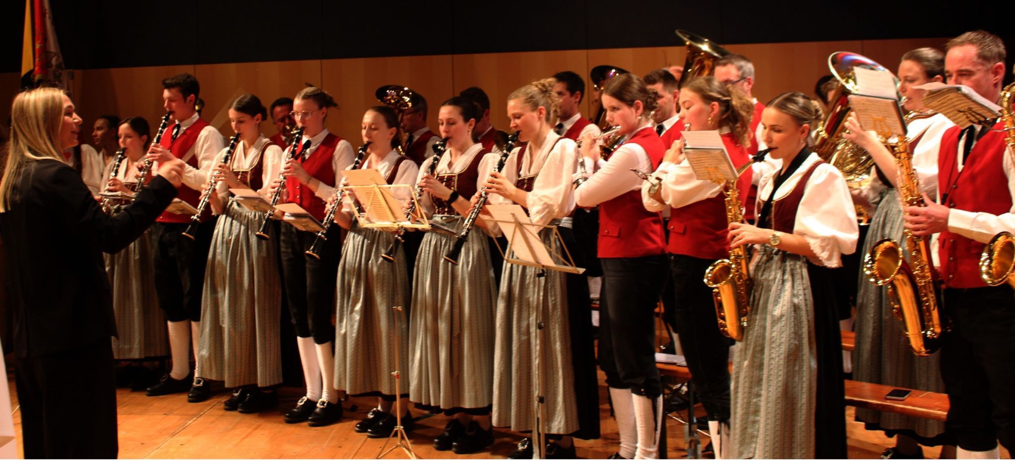 Für einmal an diesem denkwürdigen Feiertag hatte Kapellmeister Manuel Heidegger Pause: Ariane Rädler übernahm den Taktstock und dirigierte den Böhmischen Traum.