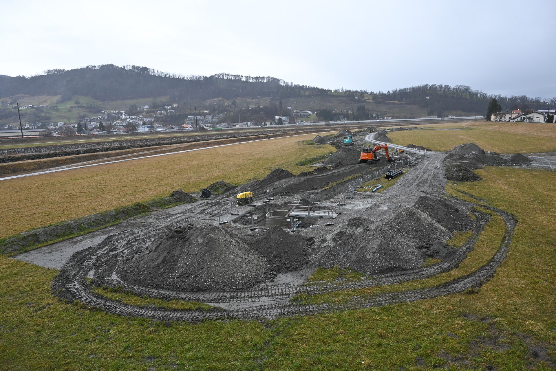 Der Baufortschritt der neuen Trinkwasserbrunnen im Rheinvorland ist deutlich zu erkennen.