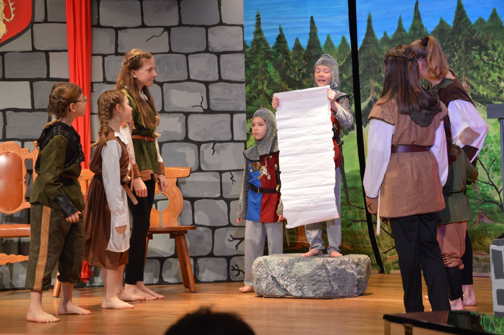 Gespannt lauscht das Volk auf die Anordnungen