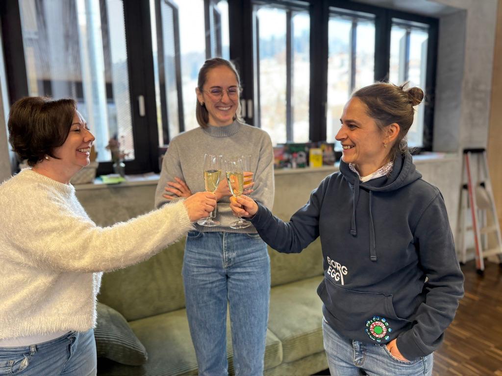 Sekretärin Barbara Zündel, Koordinatorin Teresa Österle und Kristina Keßler stoßen auf den schulischen Meilenstein an.   