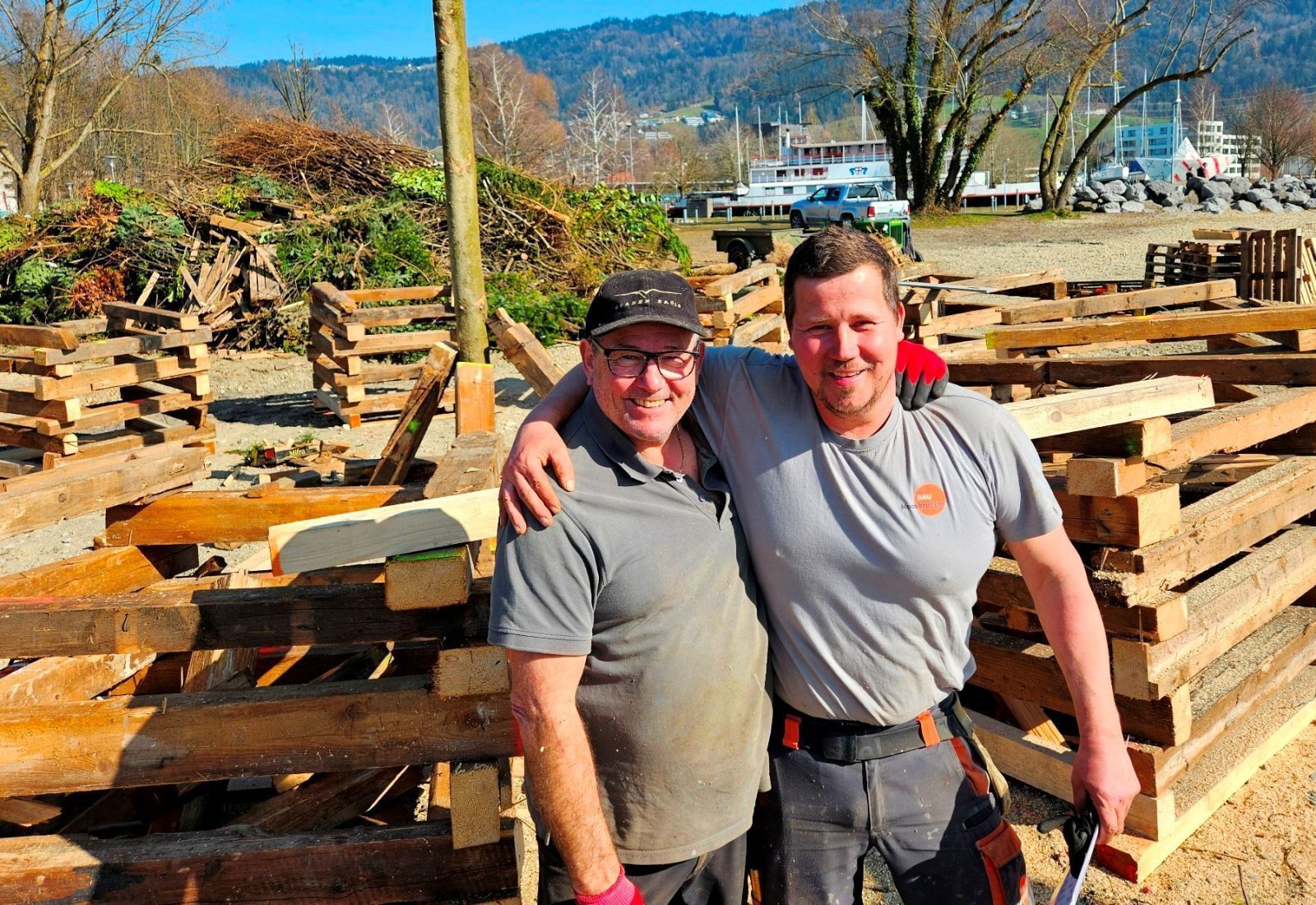 Beim „Bömmler Funken“ am See traditionell seit vielen Jahren im Arbeitseinsatz: Alt-Funkenmeister „Feuerwerker“ Dietmar Heiß und Funkenmeister Peter Lerchenmüller.