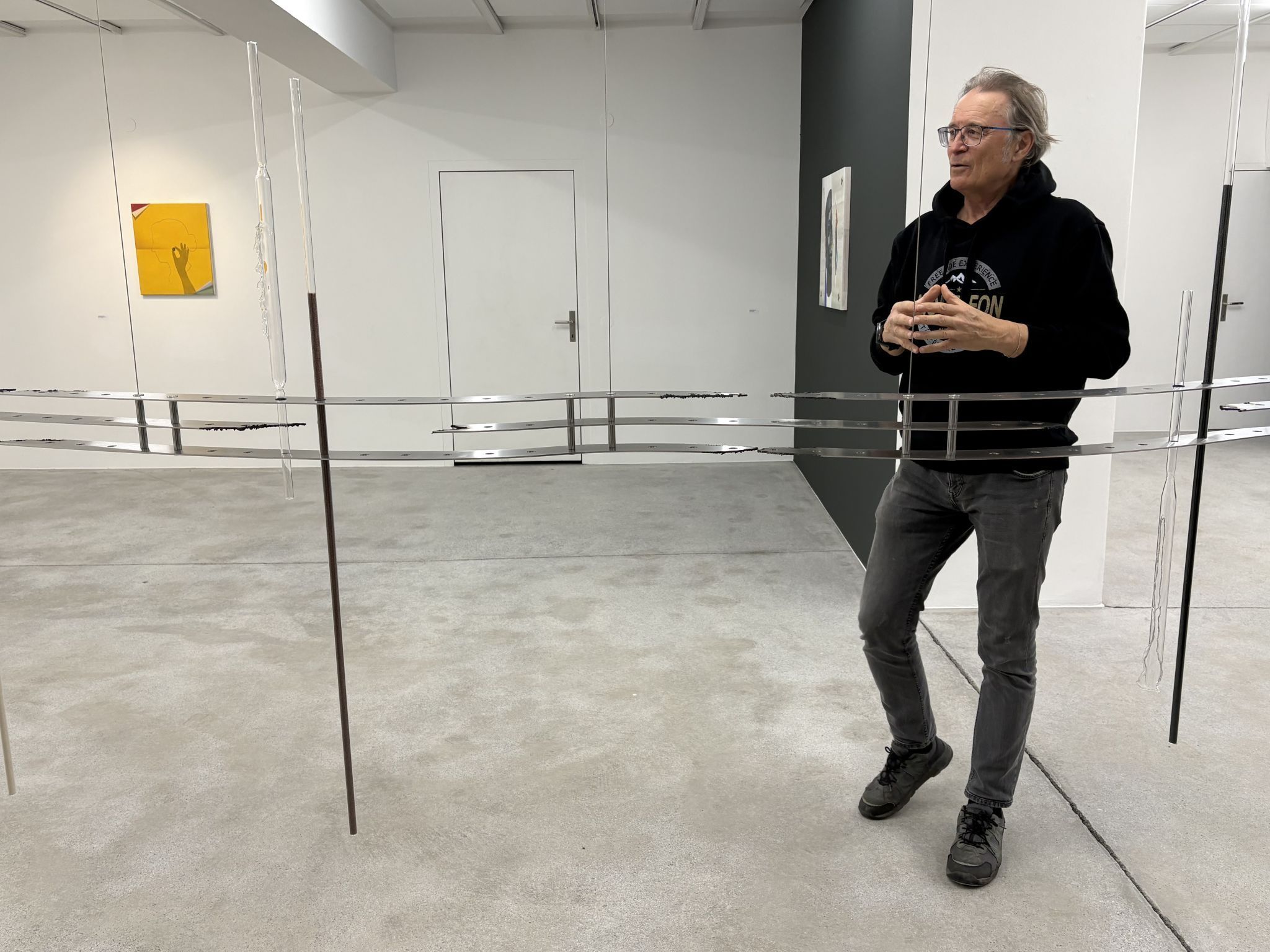 Der künstlerische Leiter des Kunstforum Montafon (KFM), Roland Haas, hier bei einer Führung durch die laufende Ausstellung 