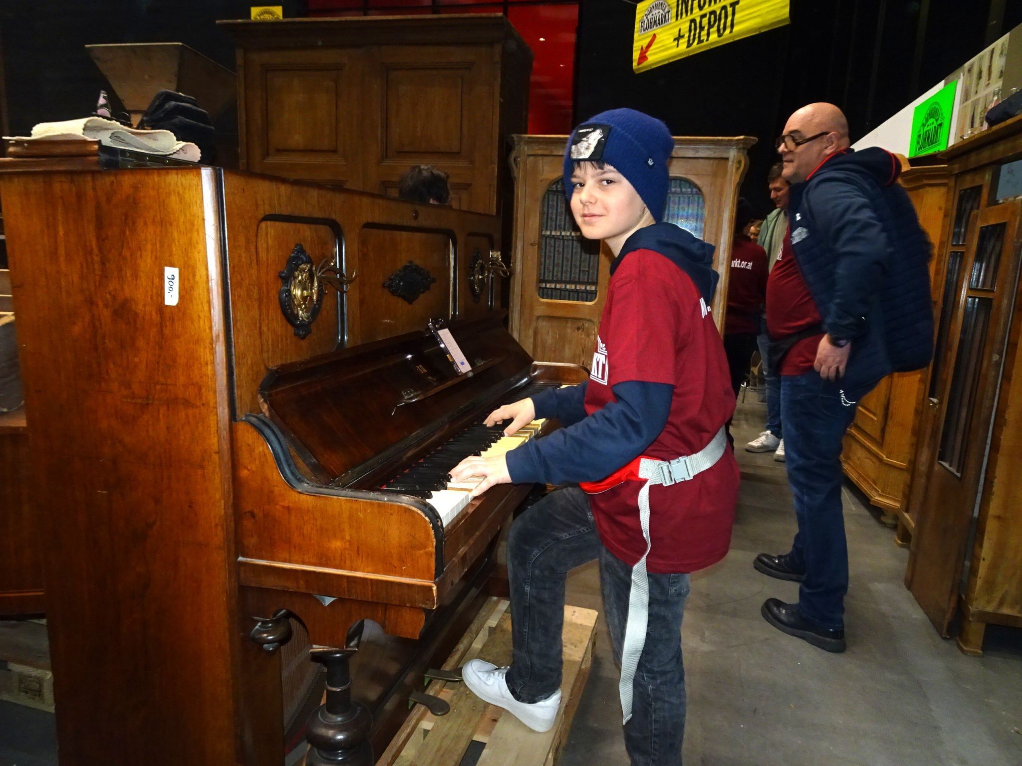 Auch das gehört zum Flohmarkt: Ein spontanes Live-Konzert in der Antiquitäten-Abteilung. 