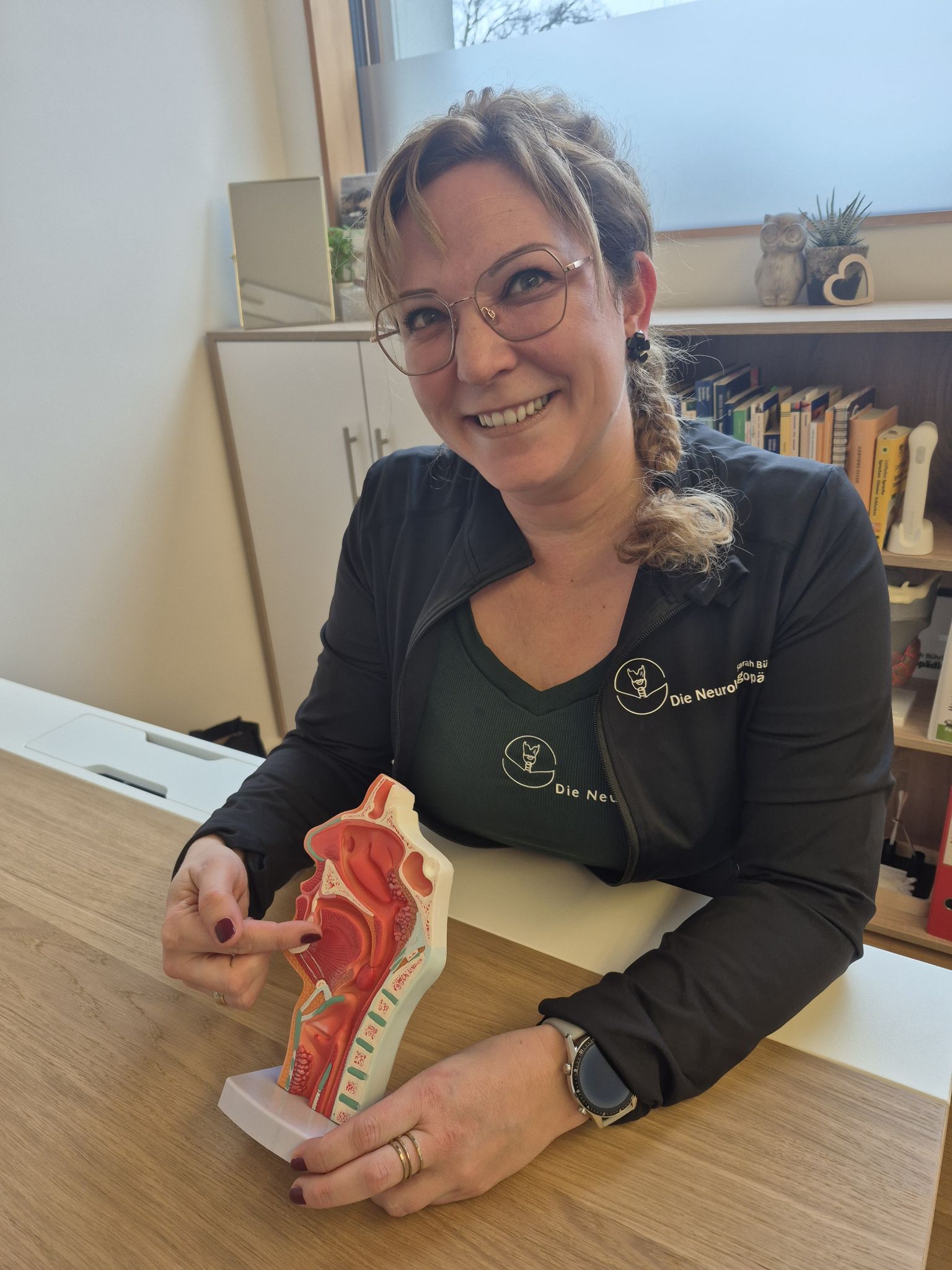 Die Logopädin zeichnet sich durch Fachwissen sowie Empathie und Feingefühl aus.