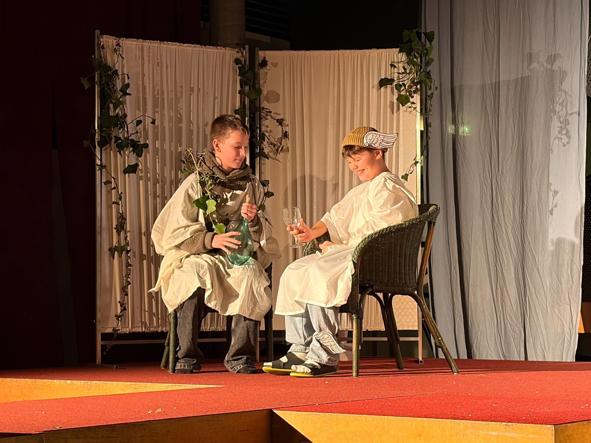 Dionysos lenkte Hermes von seiner Tätigkeit als göttlicher Postbote ab.