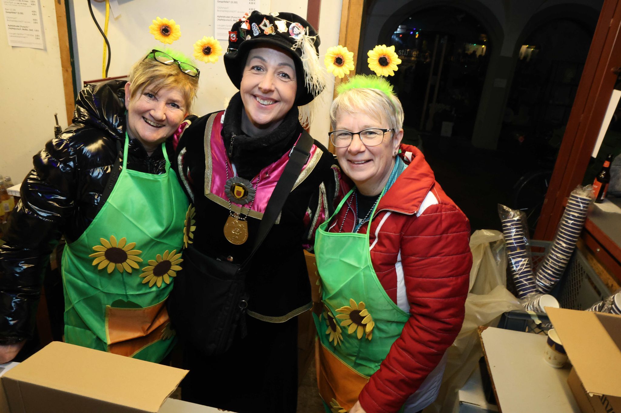 Bärbel, Aline und Patricia an einem der Verpflegungsstände.
