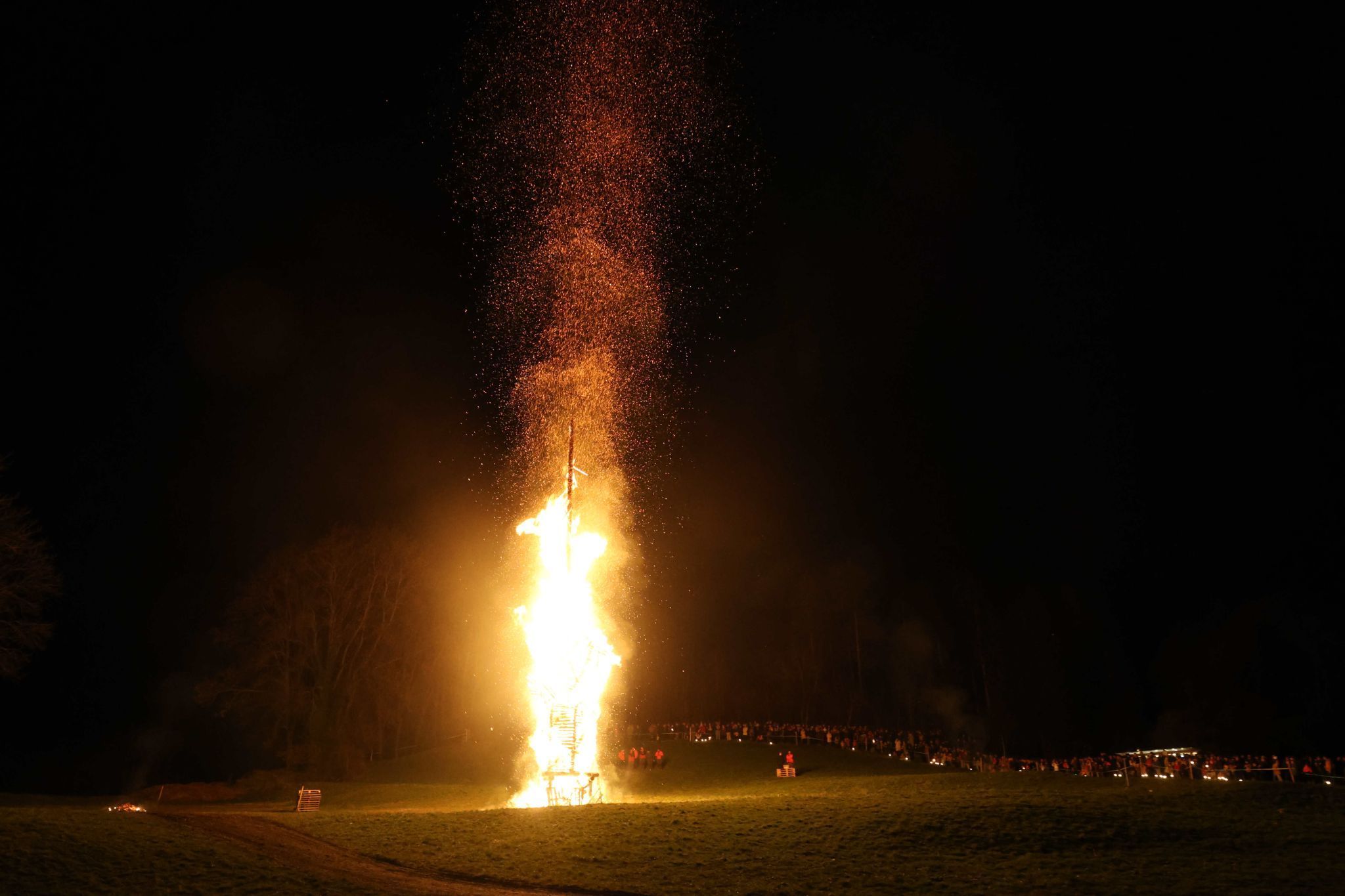Flamen und Funken fasznierten die vielen Besucher:Innen. (Bildergalerie)
