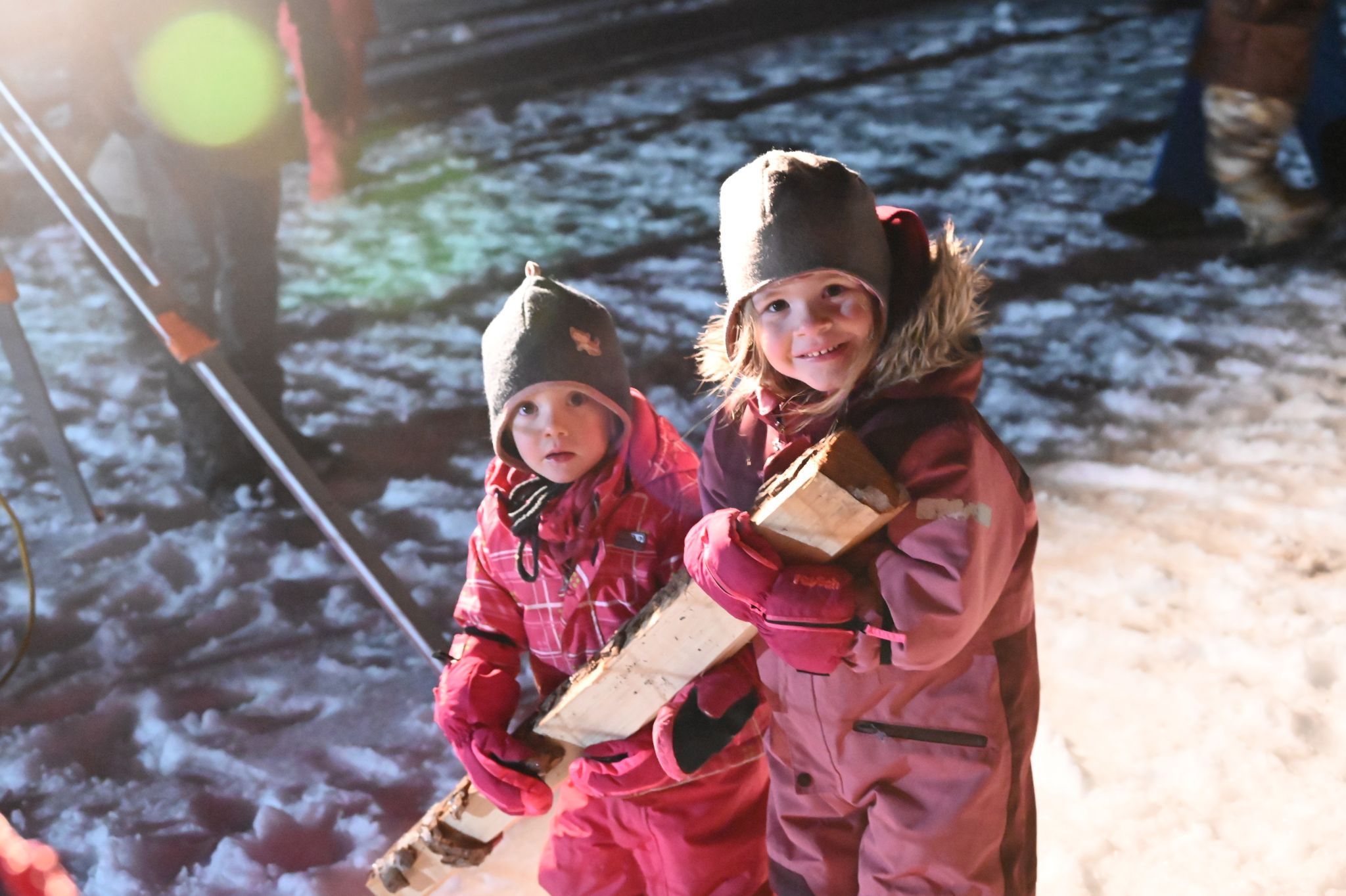 Dalaaser Kinder halfen beim Bau des Kinderfunken mit.