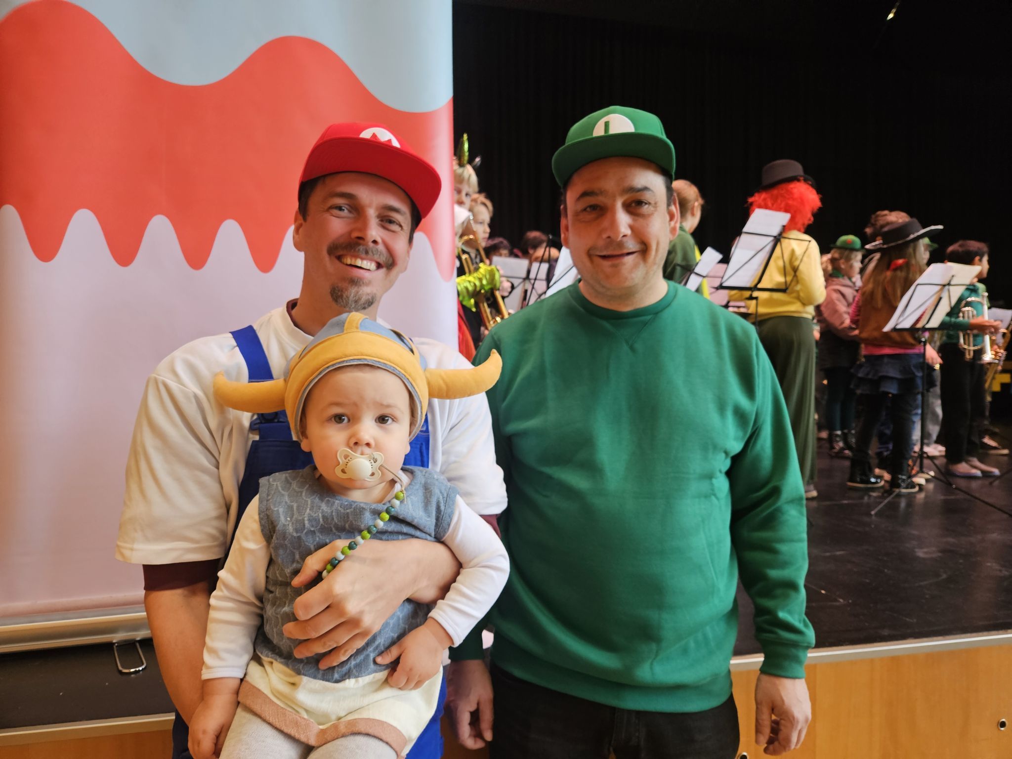 Verkleidet: Musikschuldirektor Anton Meusburger mit Kind und sein Stellvertreter Reinhard Fetz. 