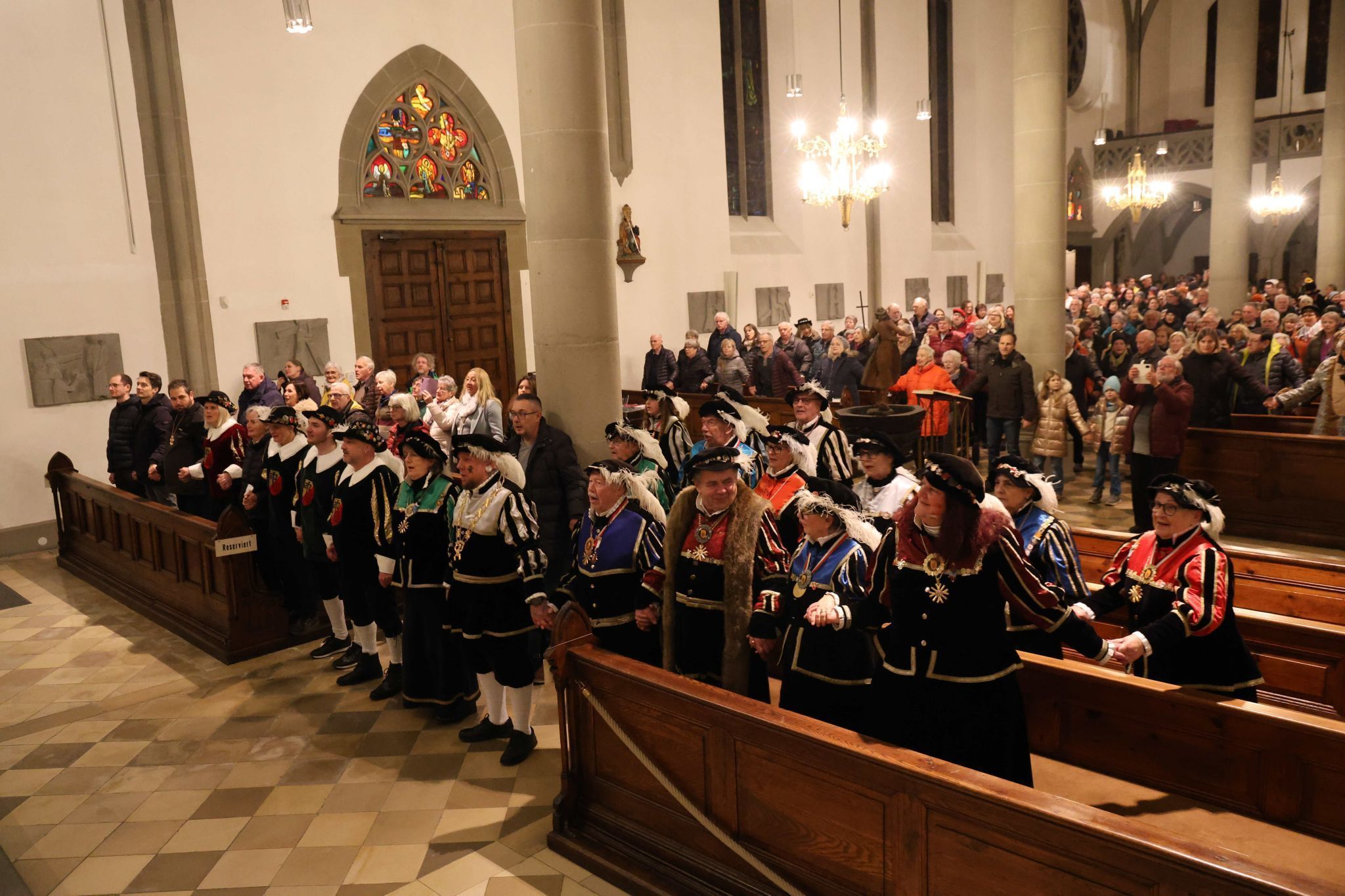 Die Messbersiucher:innen beim Vater unser