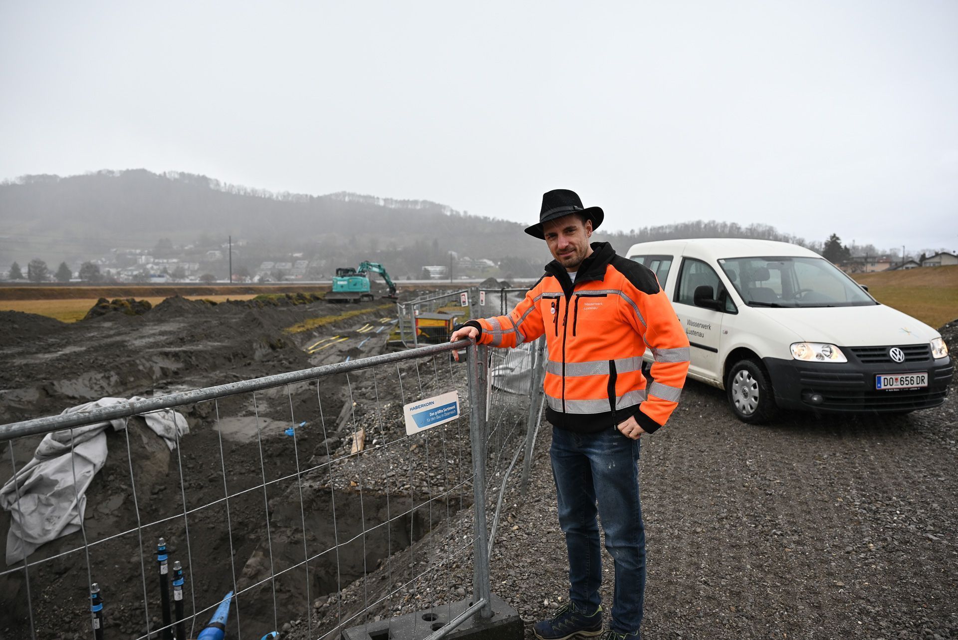 Lothar Isele erklärt vor Ort den Baufortschritt.