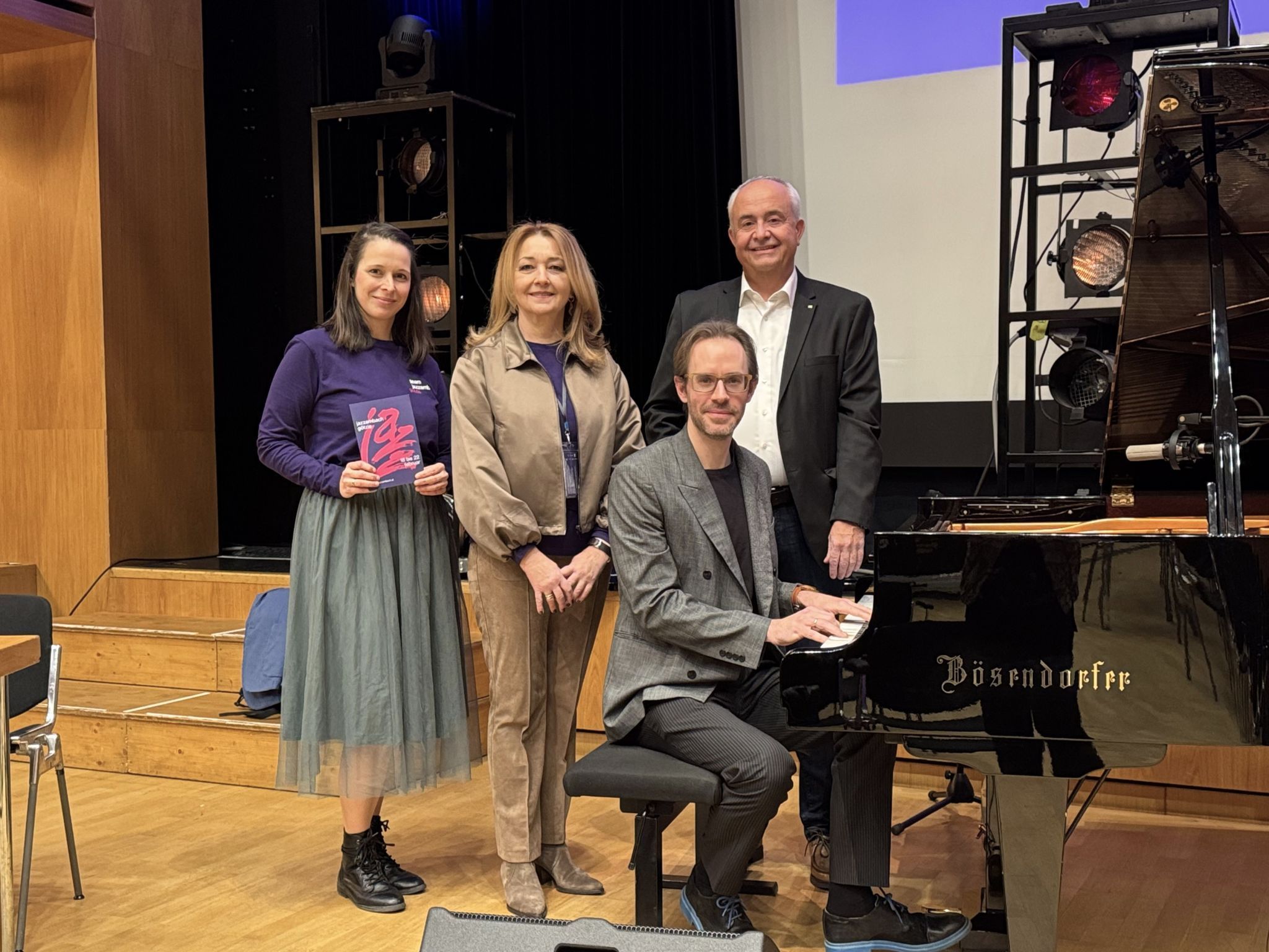 Lisa Schuler (Kulturbühne AMBACH), Obfrau Edith Lampert (verein jazzambach), Bürgermeister Manfred Böhmwalder und der künstlerische Leiter David Helbock bei der feierlichen Eröffnung des Festivals.