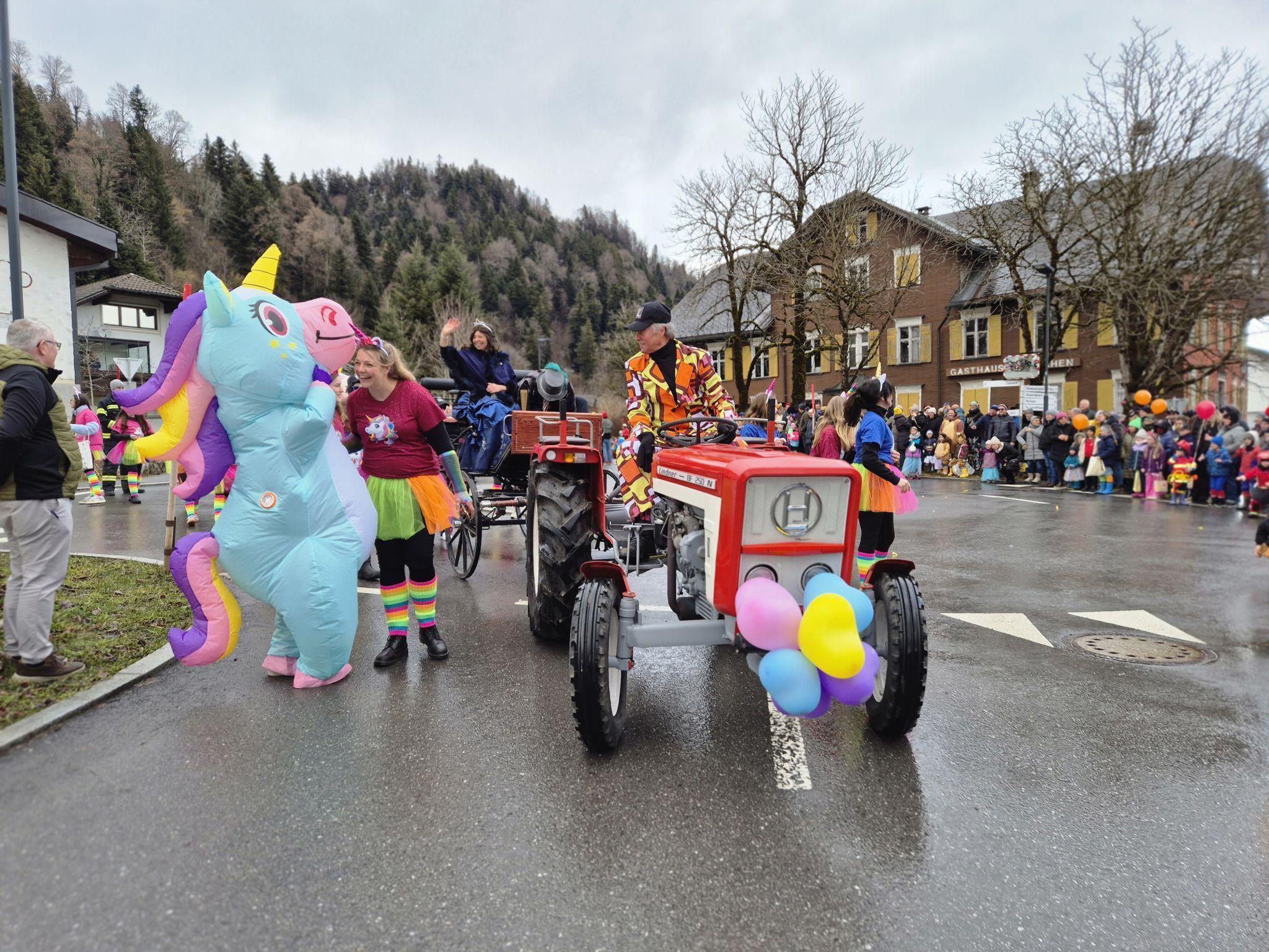 Faschingsdienstag 17. Februar 2026 zog der erste Faschingsumzug in Langen bei Bregenz durch das Dorf (Bildergalerie)