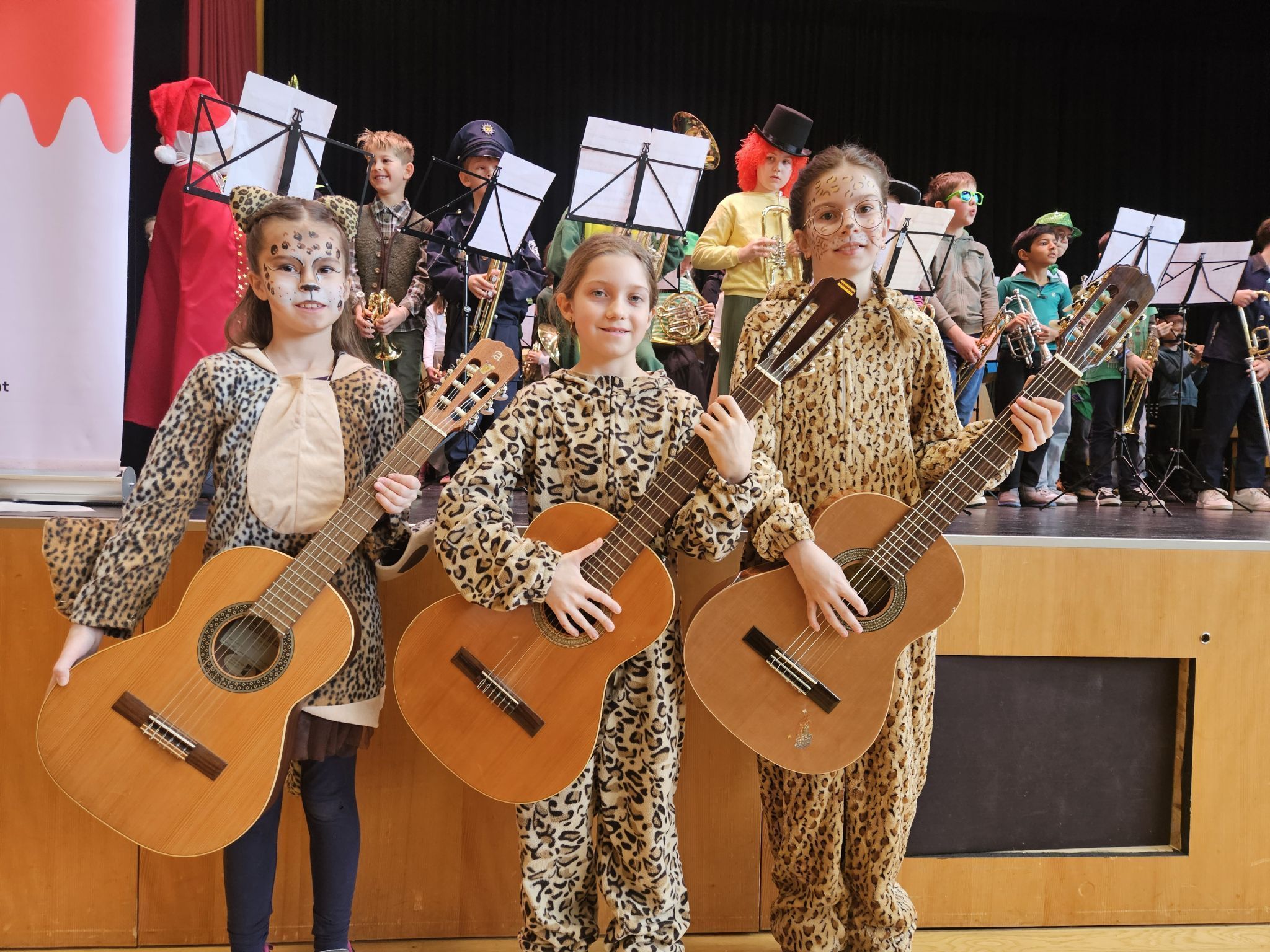 Gitarristinnen im Leopardenlook vor dem großen Auftritt.