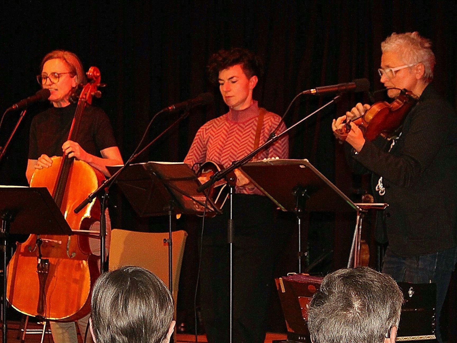 Isabella, Irma-Maria und Evelyn haben sich emanzipiert und treten – perfekt getimt – am internationalen Frauentag als Zündschnurs Wieborsito in Hittisau solo auf. PETER STRAUSS