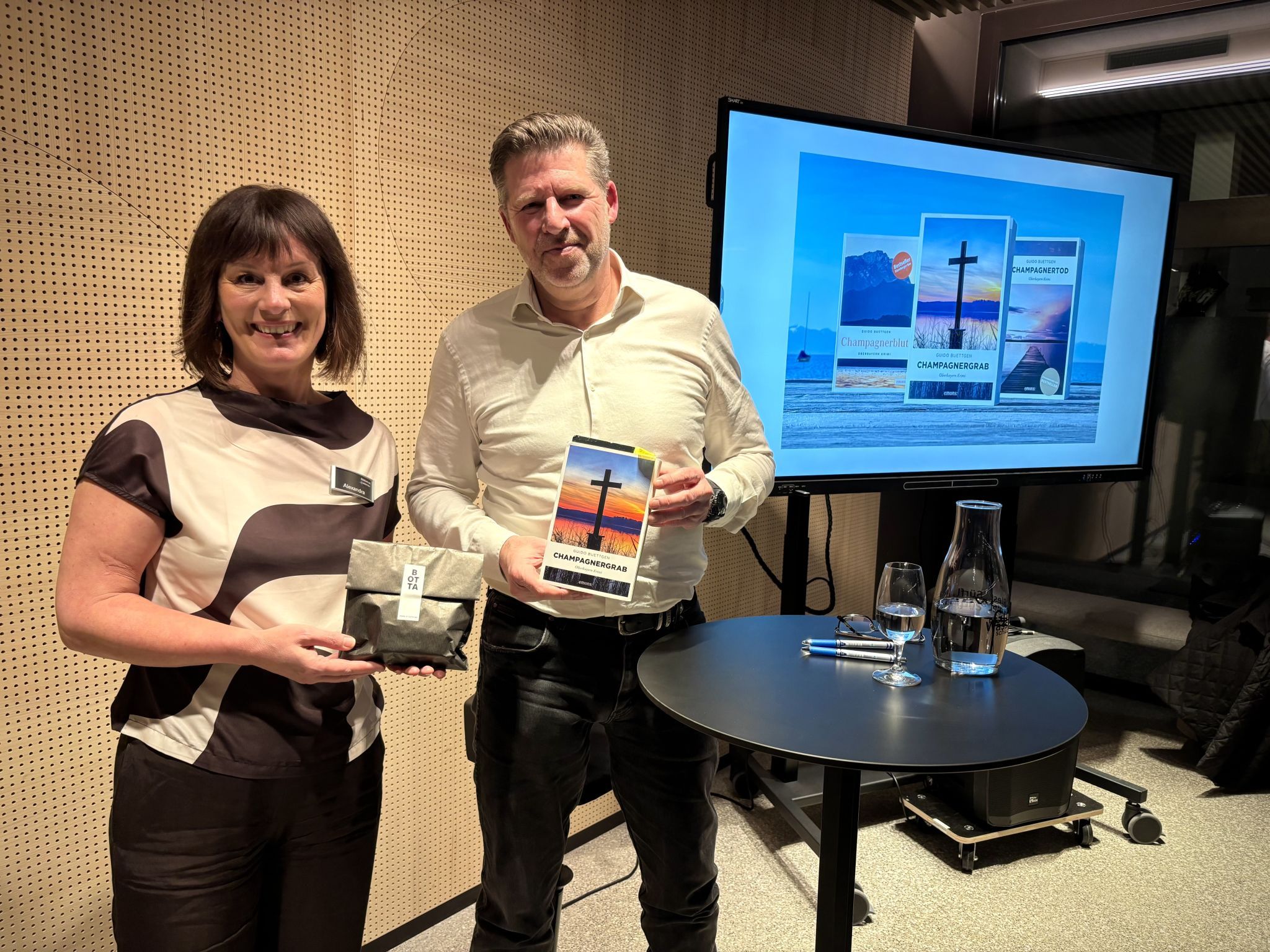 Bibliotheksleiterin Alexandra Jank mit Autor Guido Buettgen. (Bibliothek)