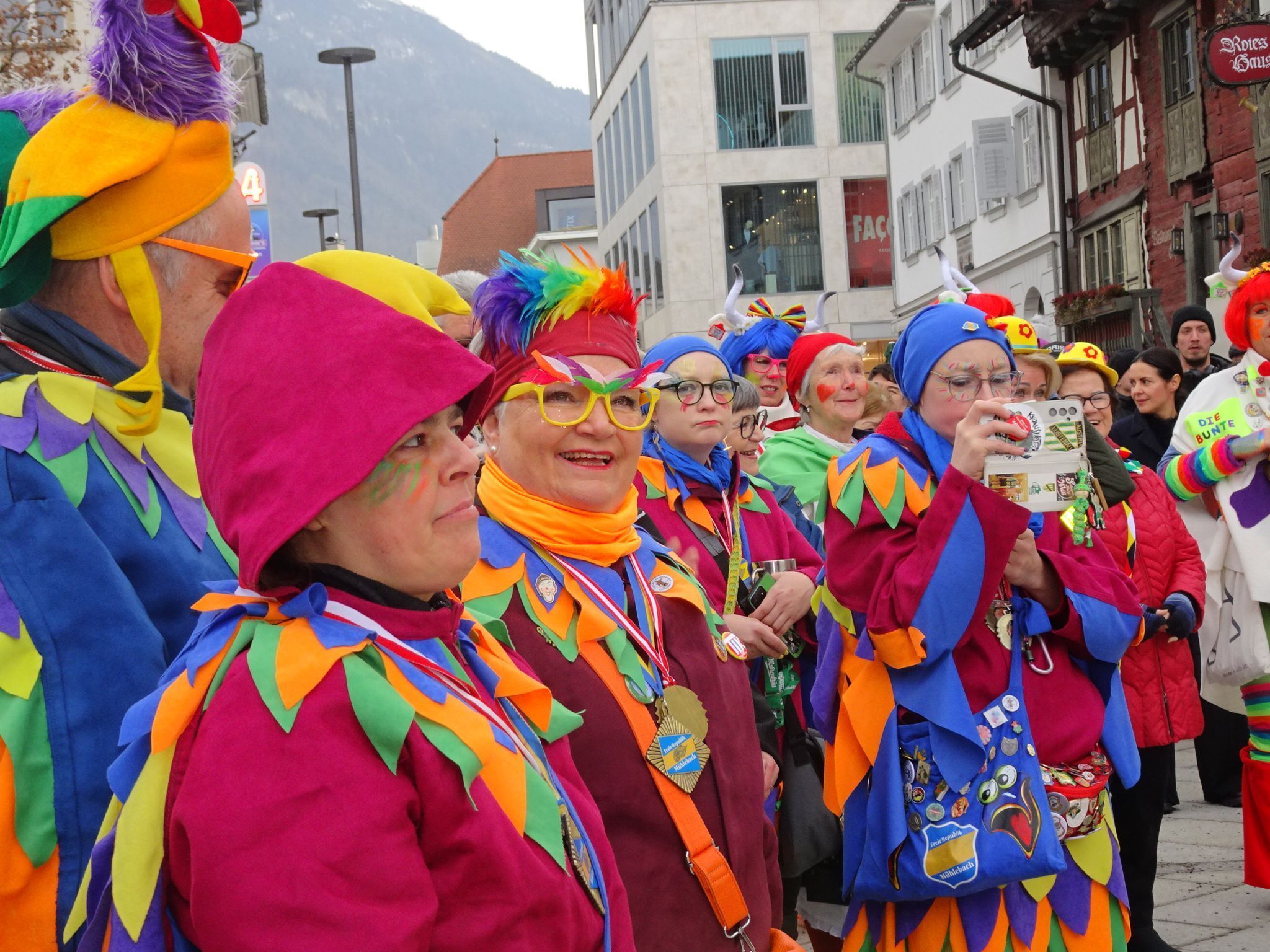 Bunte Vögel mischten sich unter die Schaulustigen.