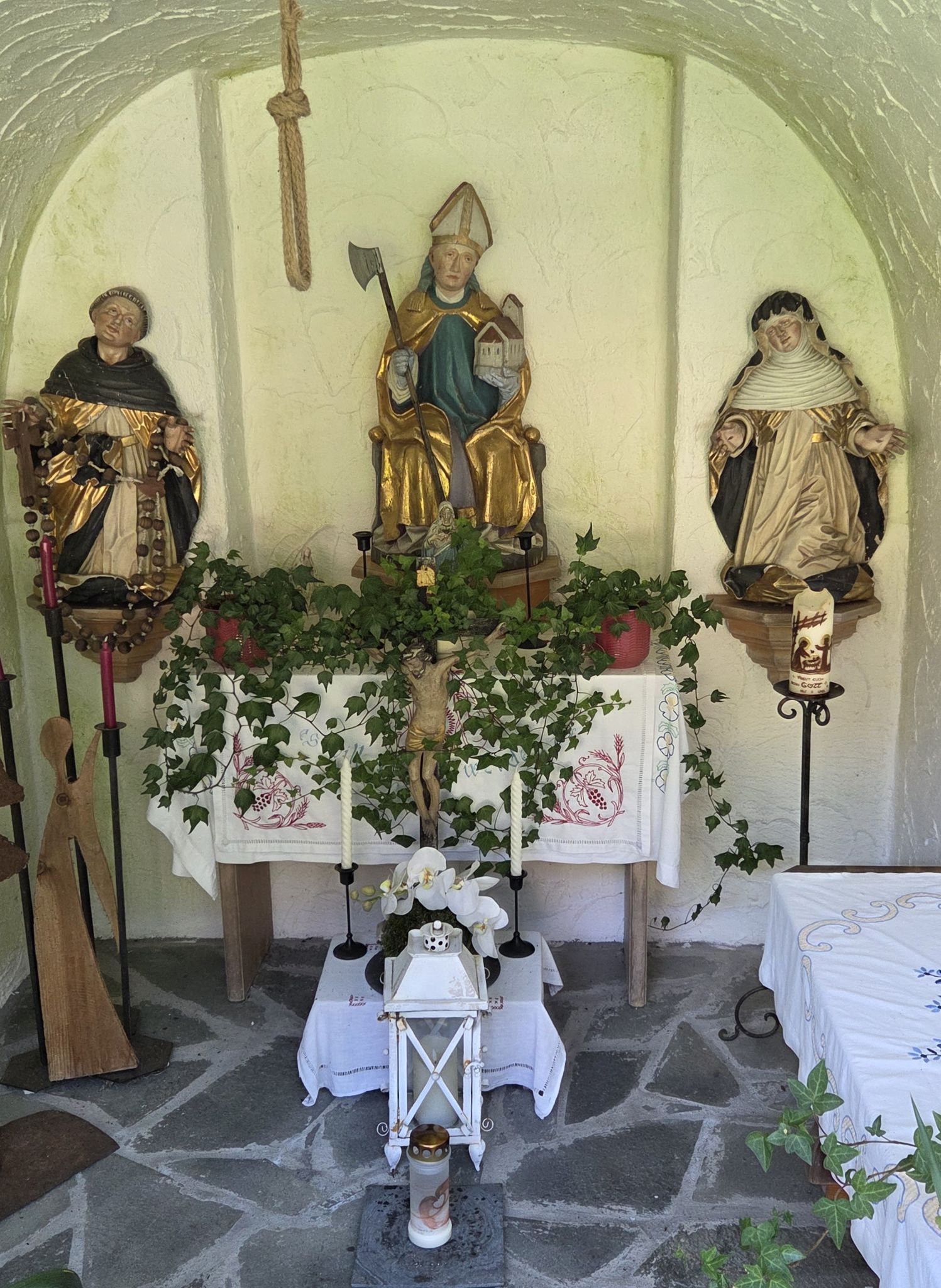 Im Zentrum des Altars steht die Statue des Hl. Wolfgang (Foto: OS)