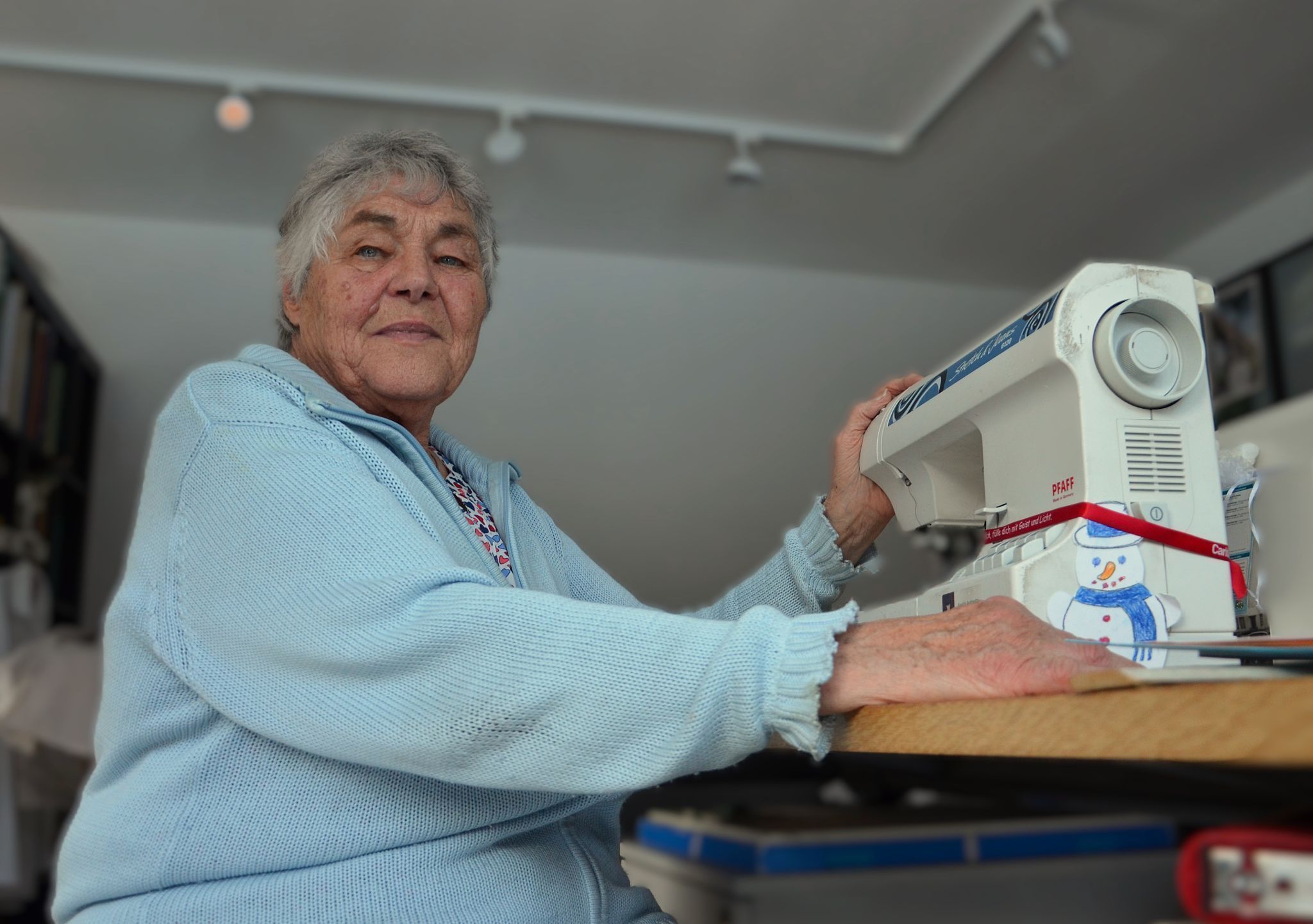 Das Nähen ist für die gelernte Schneiderin eine Leidenschaft geblieben. HRJ