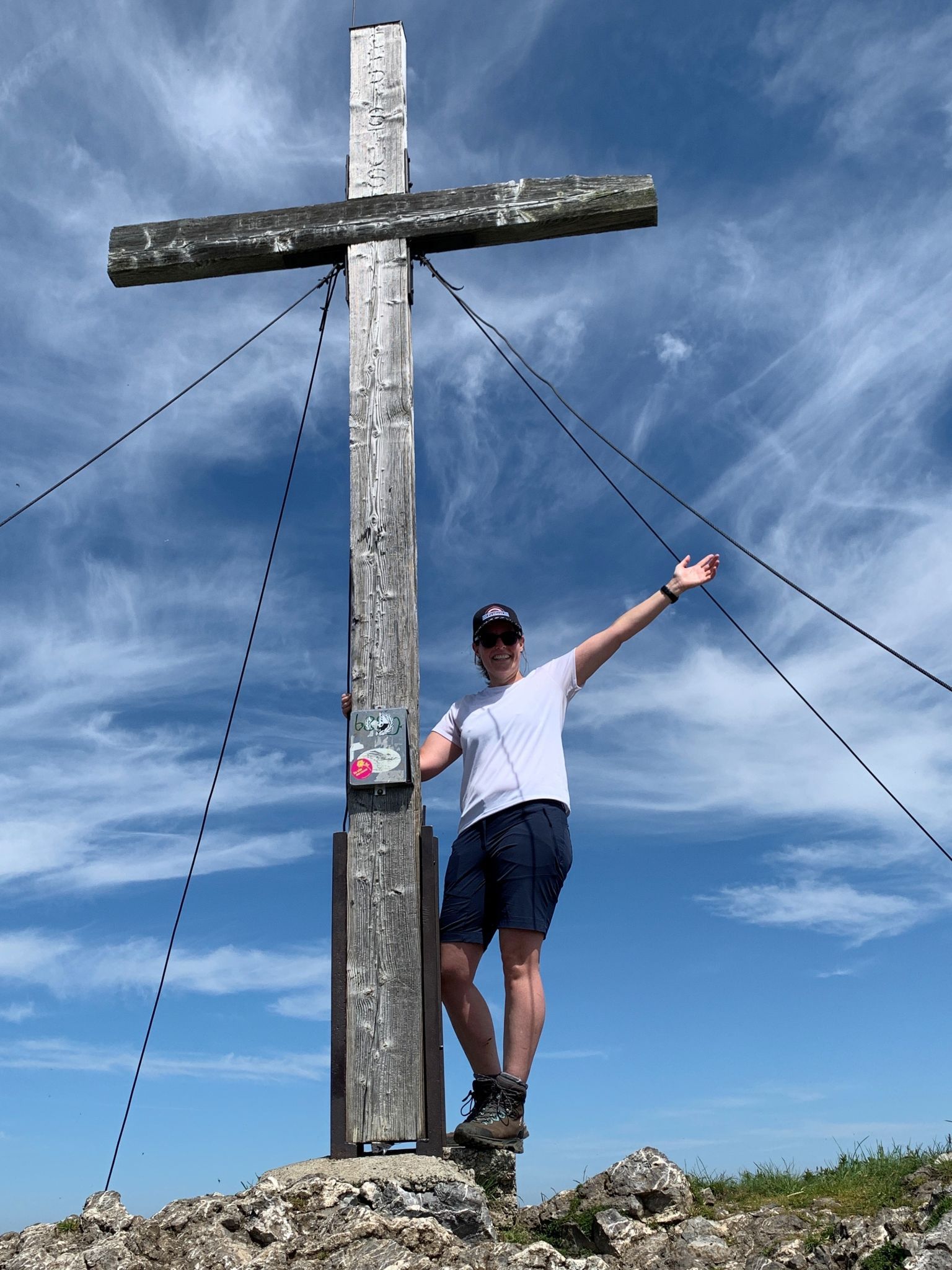 In ihrer Freizeit ist die Dornbirnerin gerne in der Natur unterwegs - hier auf dem Gipfel der Kanisfluh. 