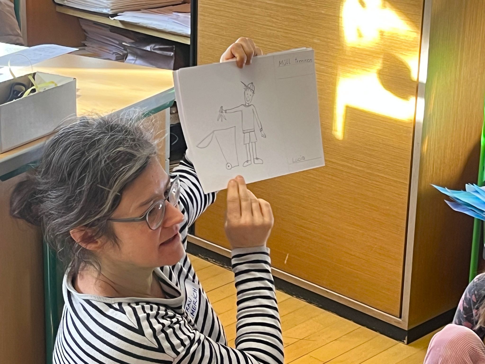 Lucia Emerich-Rüdisser erklärte den Kindern den Vorgang zur Plakatgestaltung genau. 