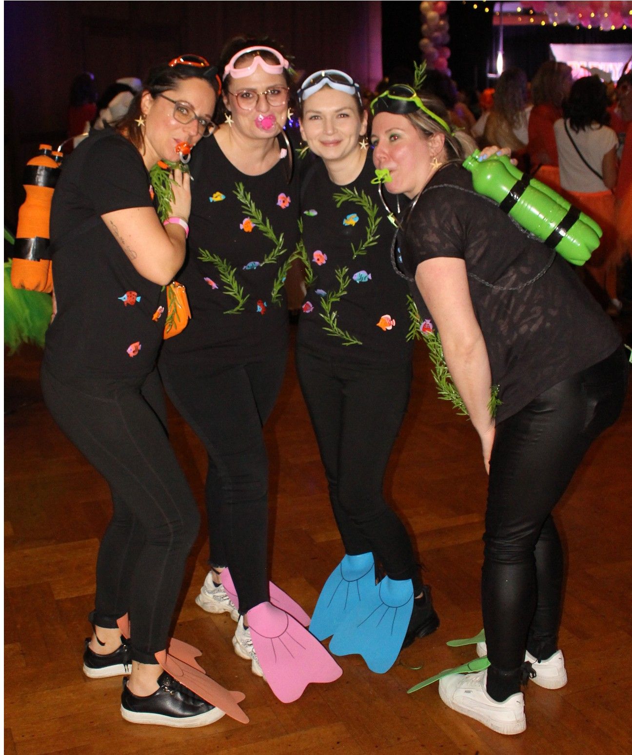 Mit Tauchanzug, Flossen und Flaschen bereit zum Tauchen.