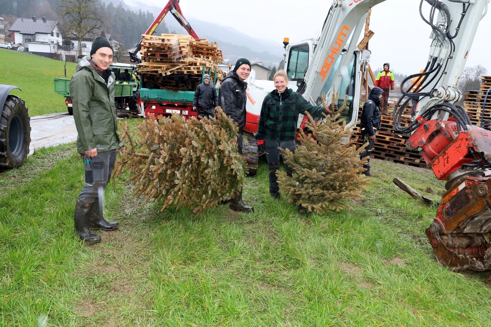 Gute Laune beim Funkenbau trotz Regen
